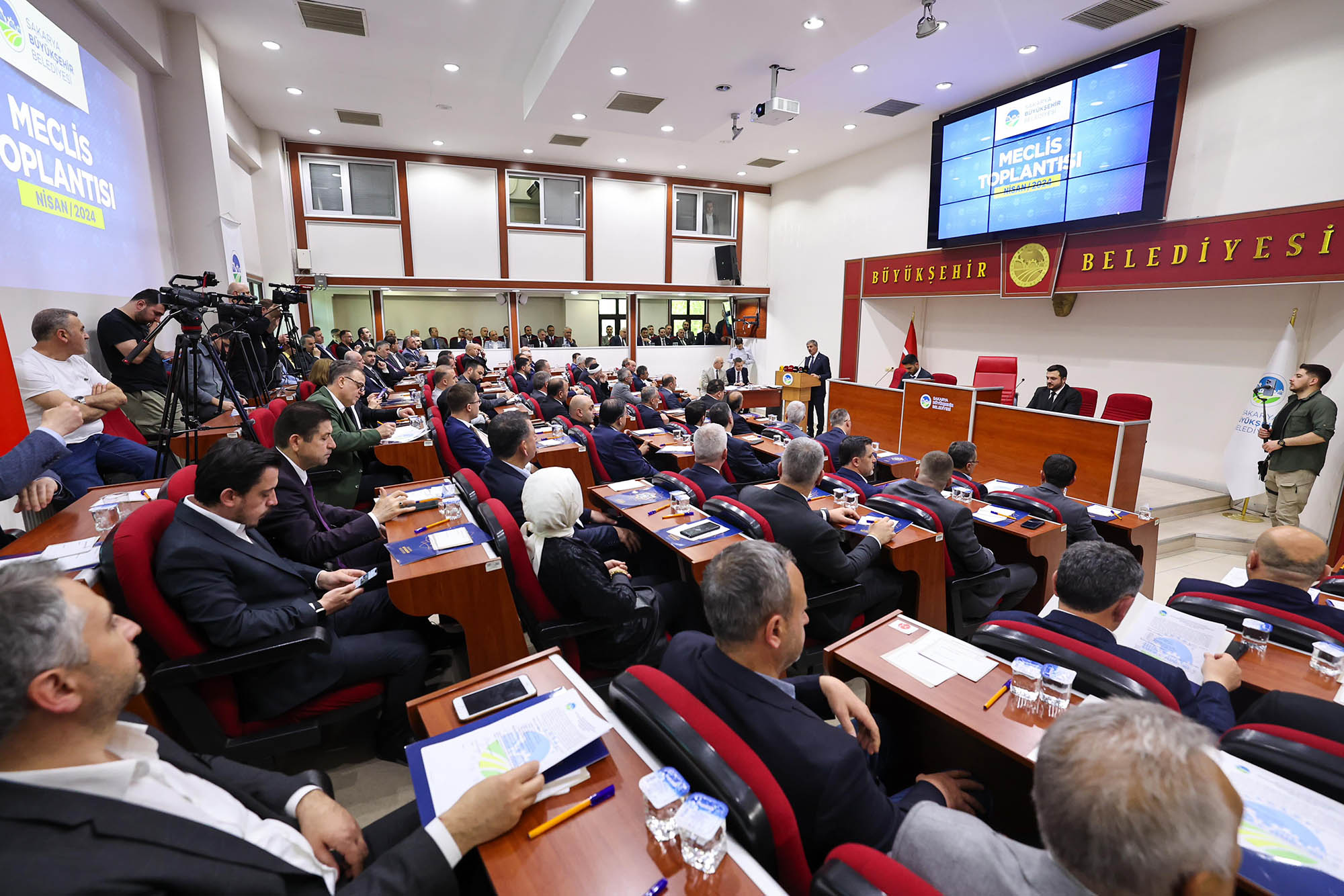 Başkan Alemdar'ın müjdelediği ücretsiz ulaşım ve suda indirim için son adım