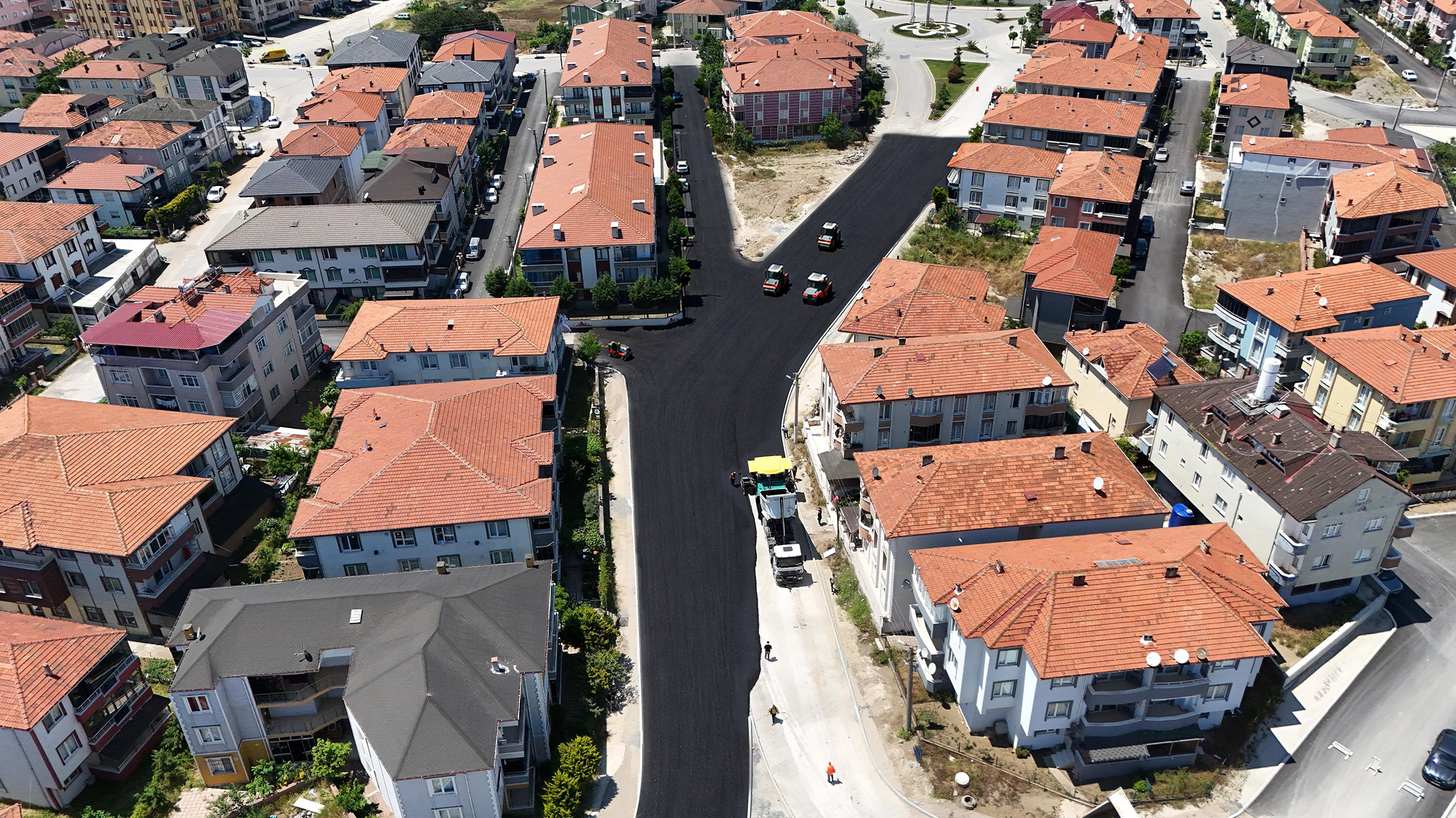 Büyükşehir Karasu’da sahil trafiğini rahatlatacak caddede asfalt çalışmalarına başladı