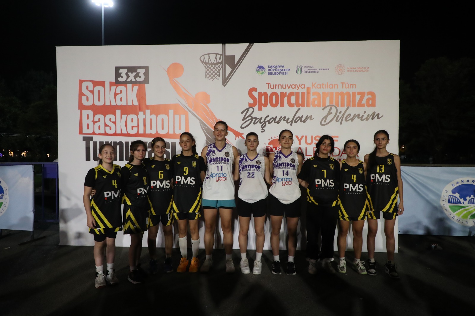 Sokakta basketbol şöleni: Tribünler doldu, heyecan zirve yaptı