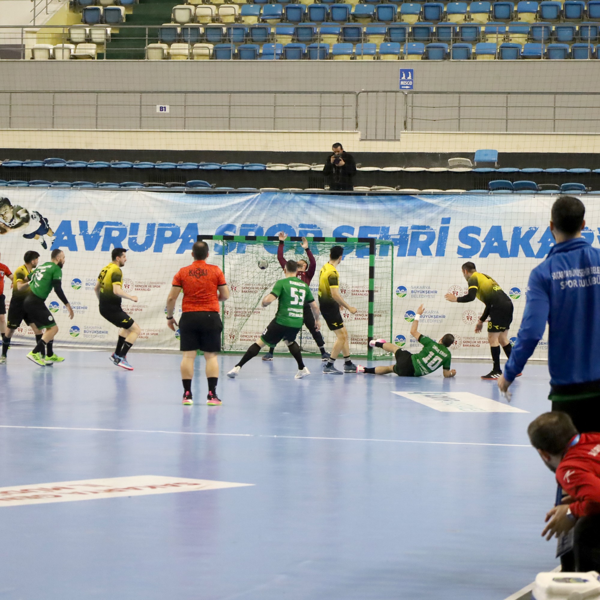 Büyükşehir hentbol adını finale yazdırdı