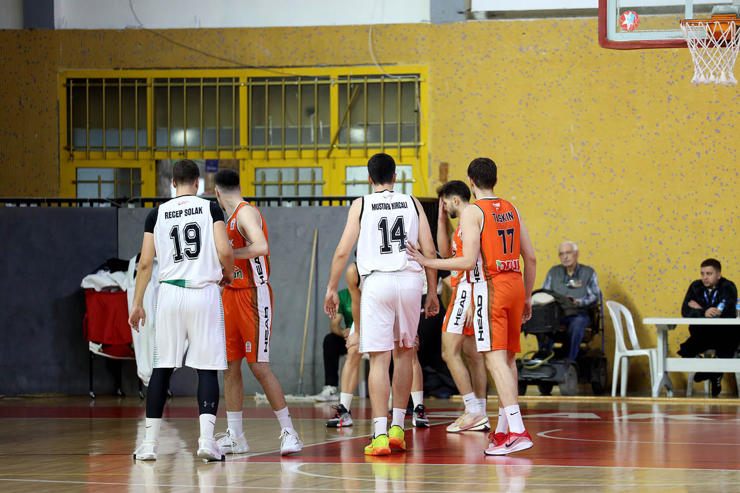 Son saniye basketiyle sezonun ilk galibiyeti geldi: 76-75