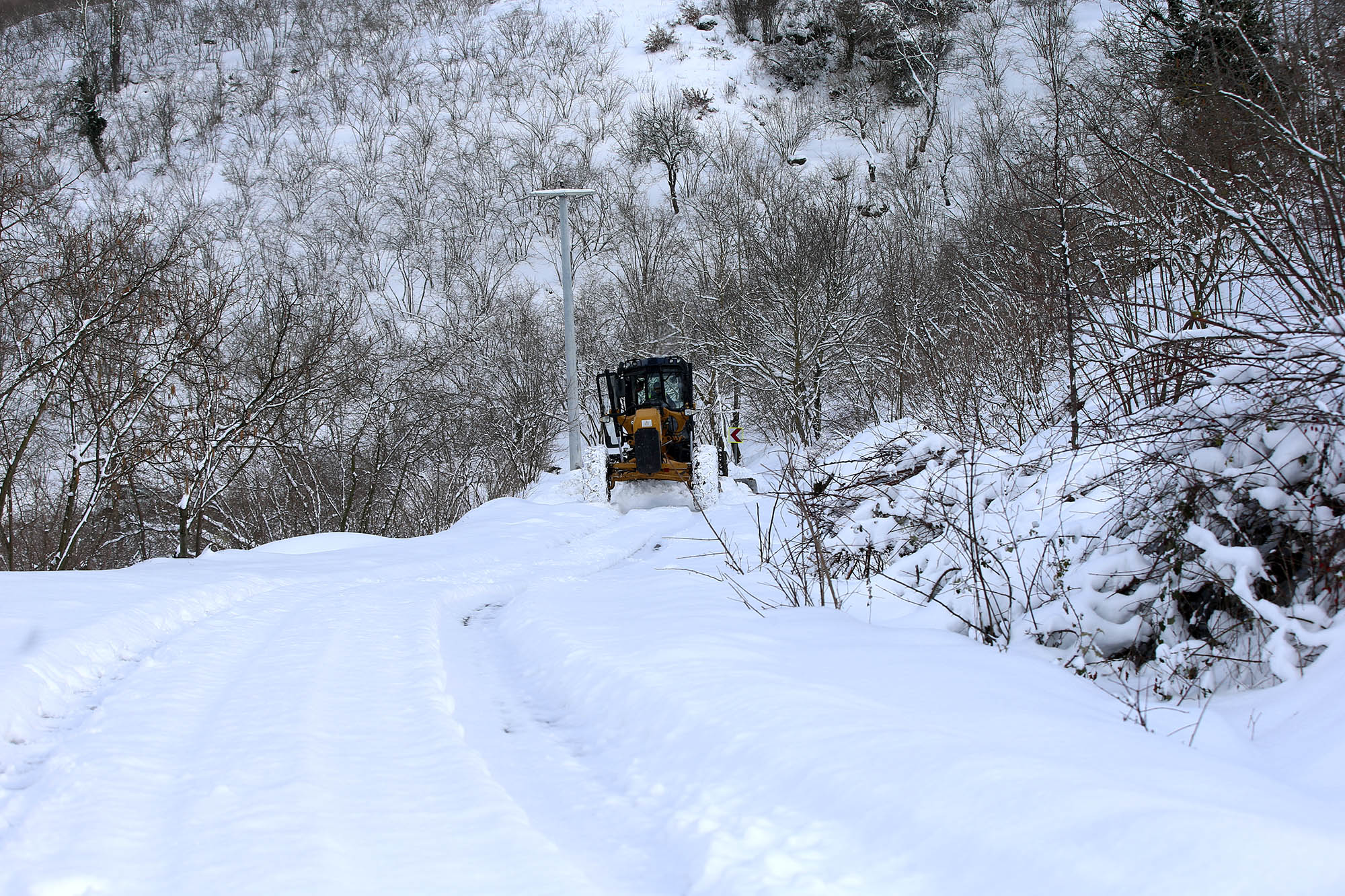 Büyükşehir’in kar mesaisi devam ediyor: 25 grup yolu ulaşıma açıldı