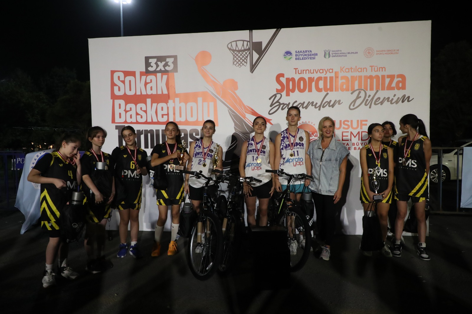 Sokakta basketbol şöleni: Tribünler doldu, heyecan zirve yaptı