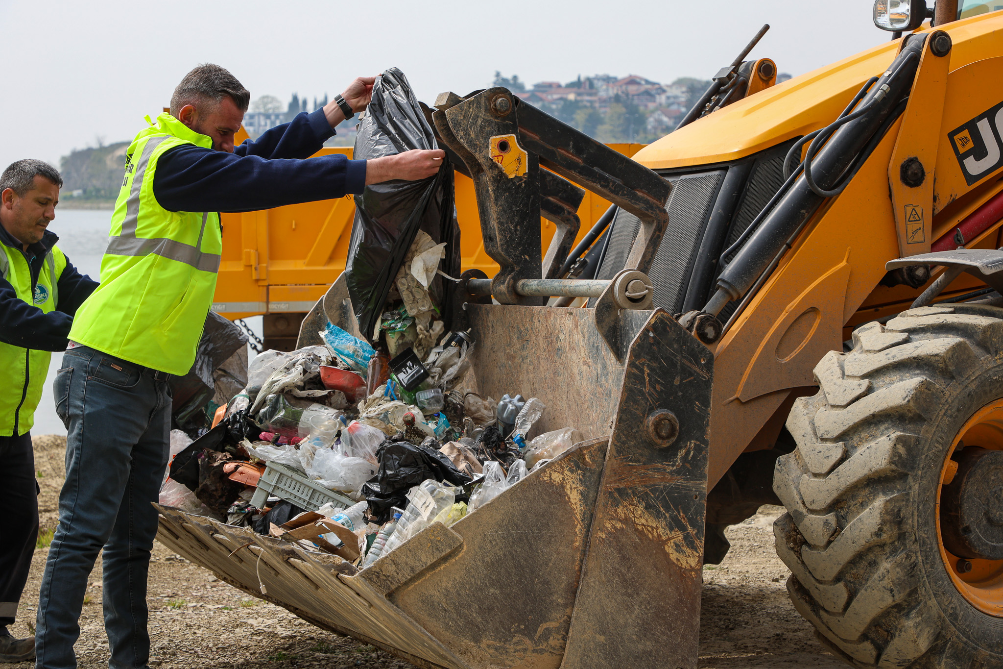 Sapanca Gölü’nün her bir karışı Büyükşehir’in takibinde: Tonlarca atık topladılar…