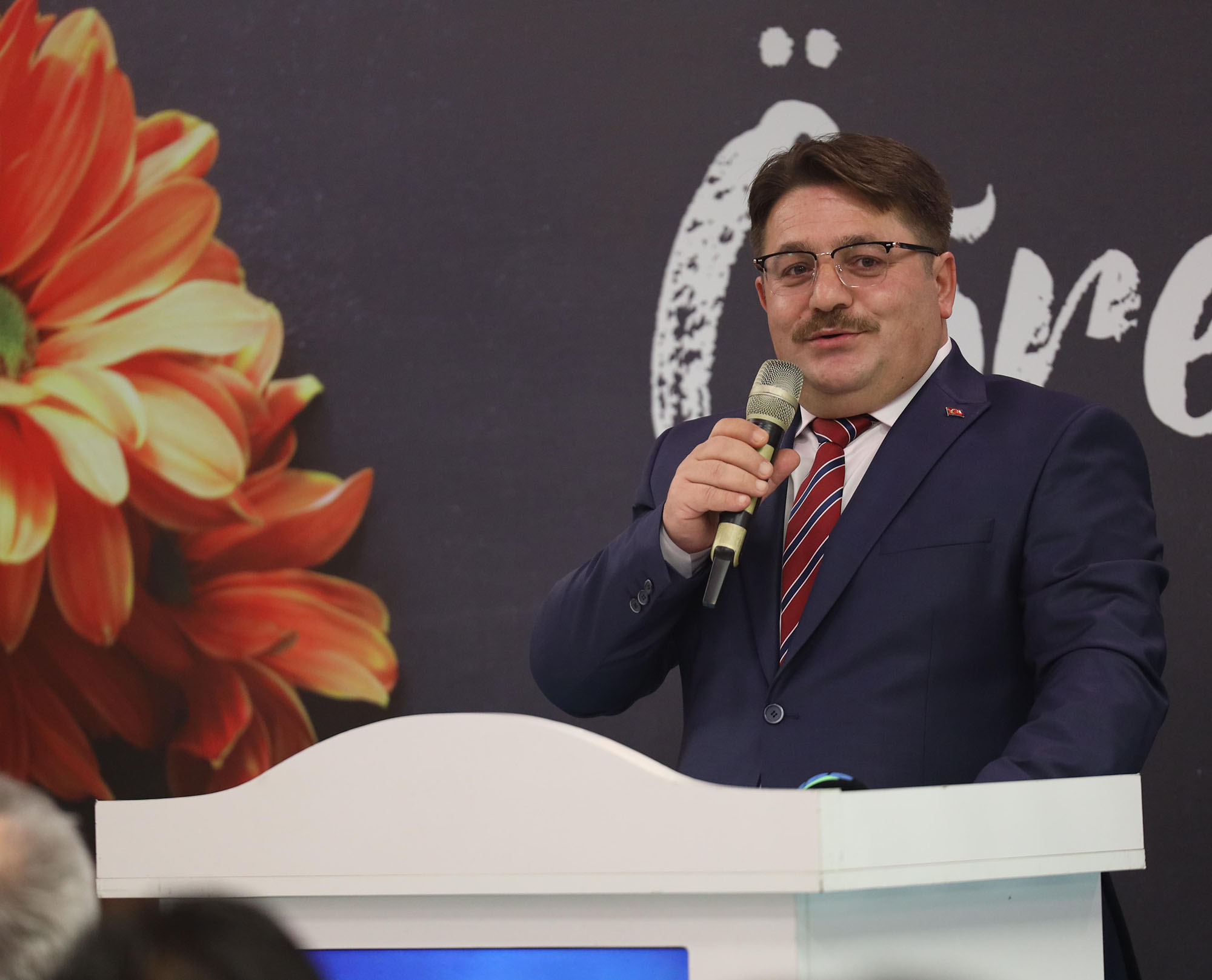 Yusuf Alemdar yarınların mimarı öğretmenlerle buluştu: “Siz medeniyetimizi geleceğe taşıyan yol göstericilersiniz”