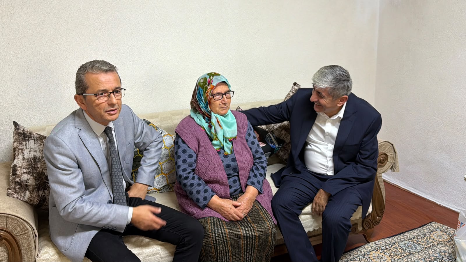 YADEM Yaşlılar Gününde eli öpülesi büyükleri unutmadı