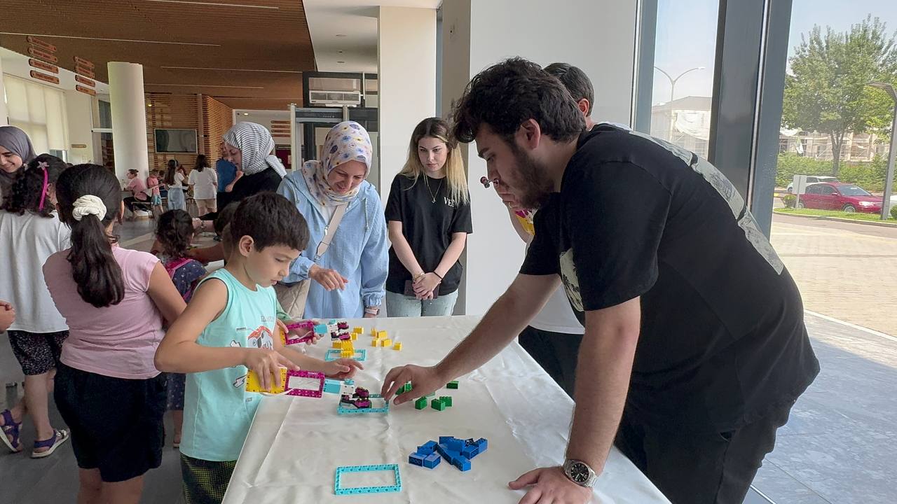 Büyükşehir SGM’de teneffüs zili çaldığı an legolar masaya dökülüyor 