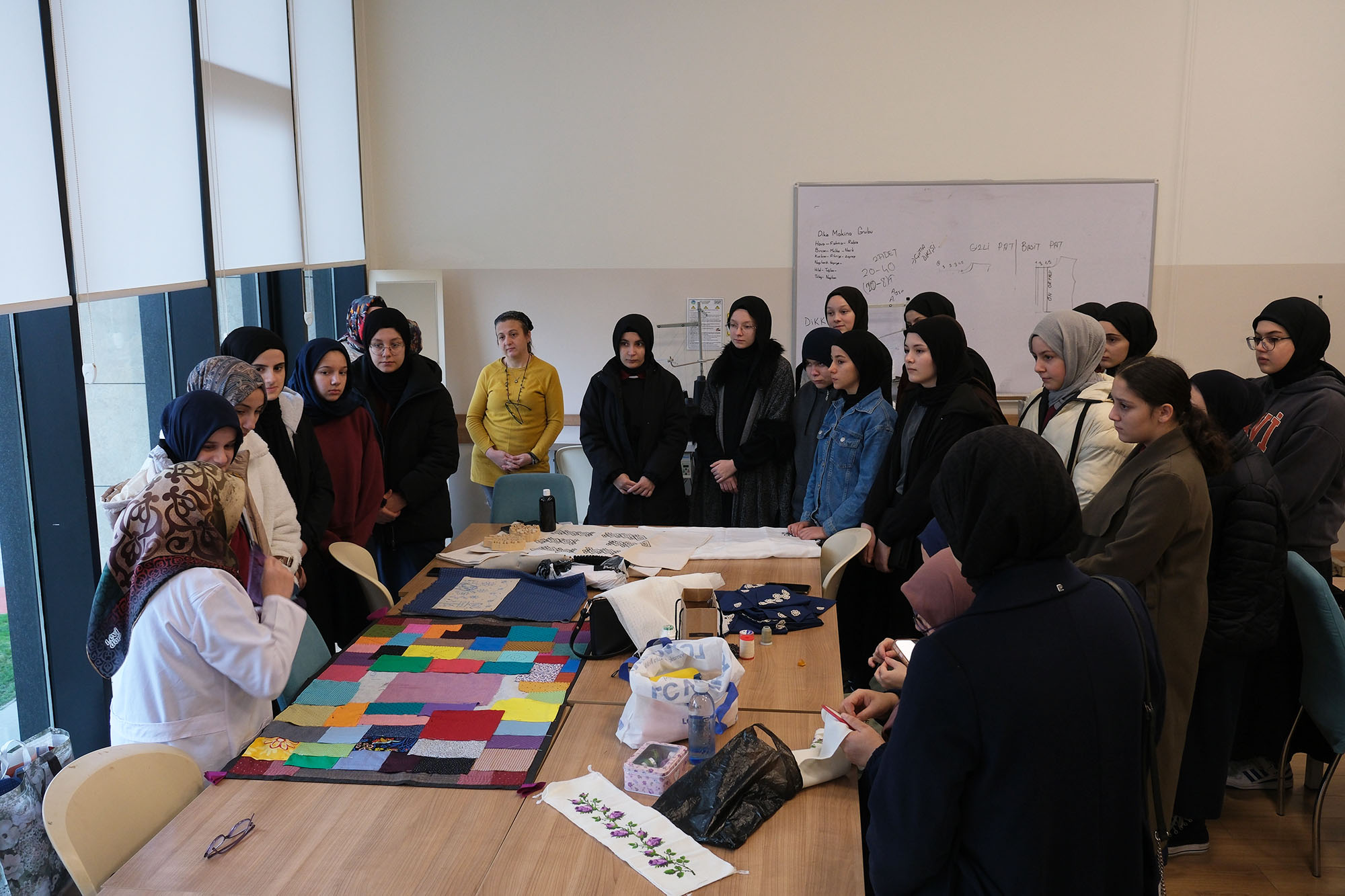 SAMEK atölyelerinde minikler seramikle, gençler tezhiple tanıştı