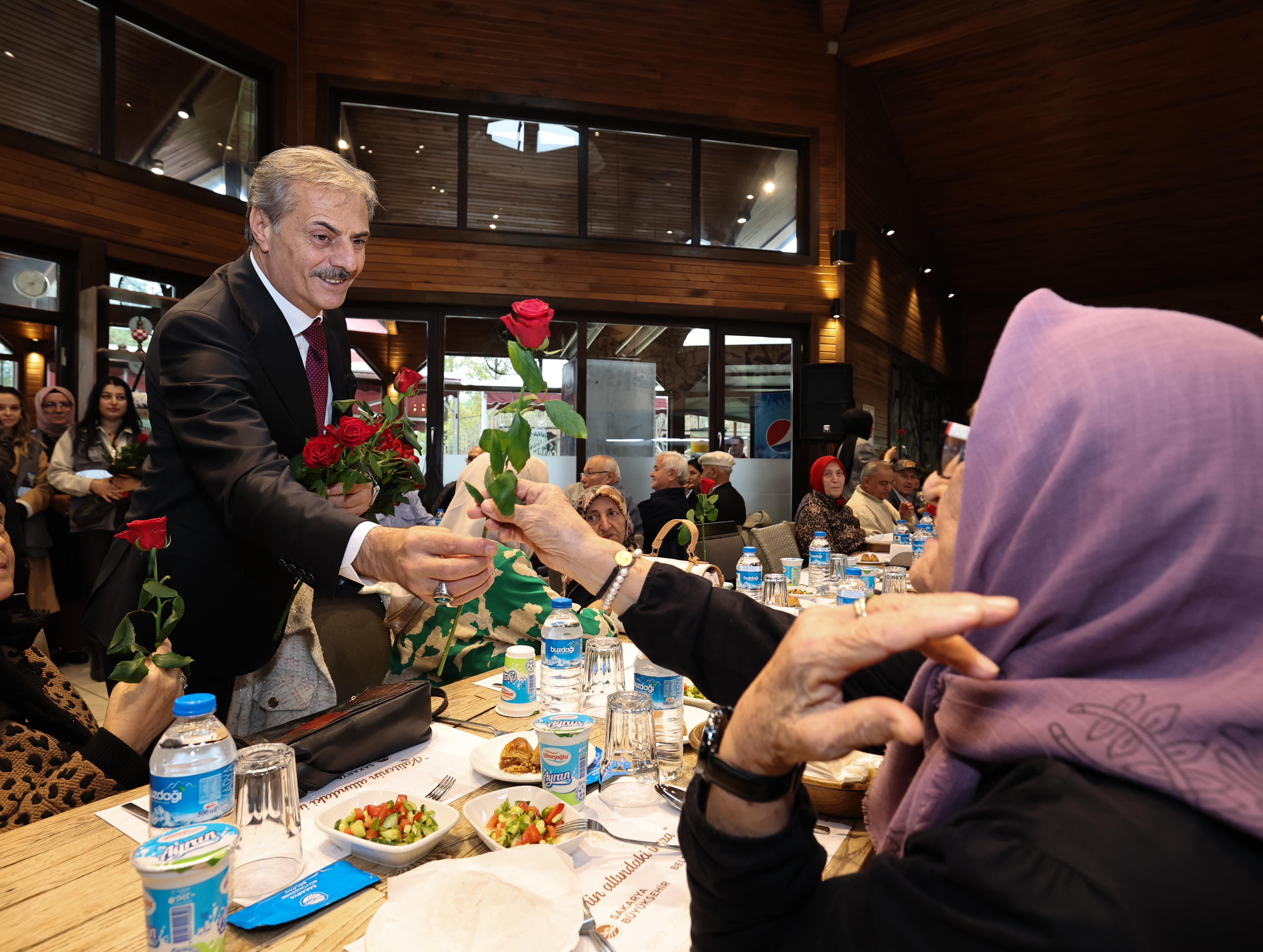 Yusuf Alemdar eli öpülesi büyüklerle kucaklaştı: “Sizlere hürmeti geleceğe miras bırakacağız”