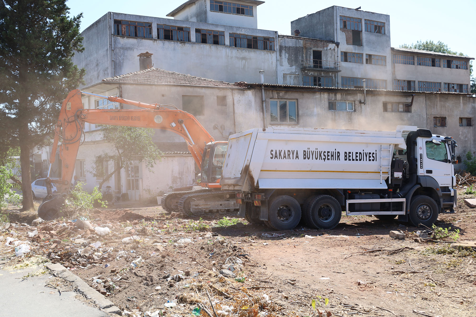 Büyükşehir Sakarya’nın merkez aksını bağlayacak çalışma için ilk kazmayı vurdu