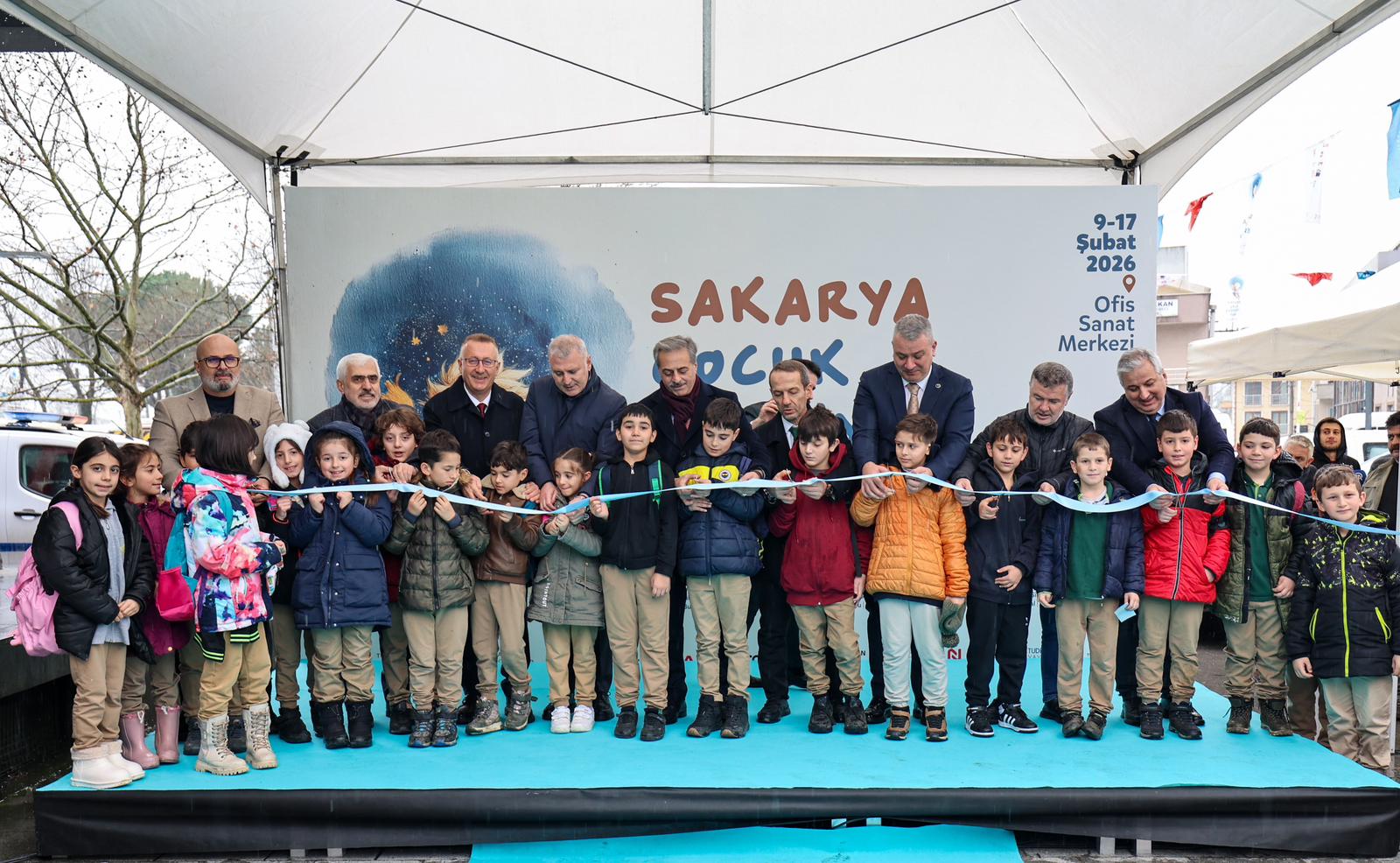 Sakarya'da çocukların 'ufkuna' ışık olacak edebiyat fuarı başladı: İlk günden binlerce misafir akın etti...