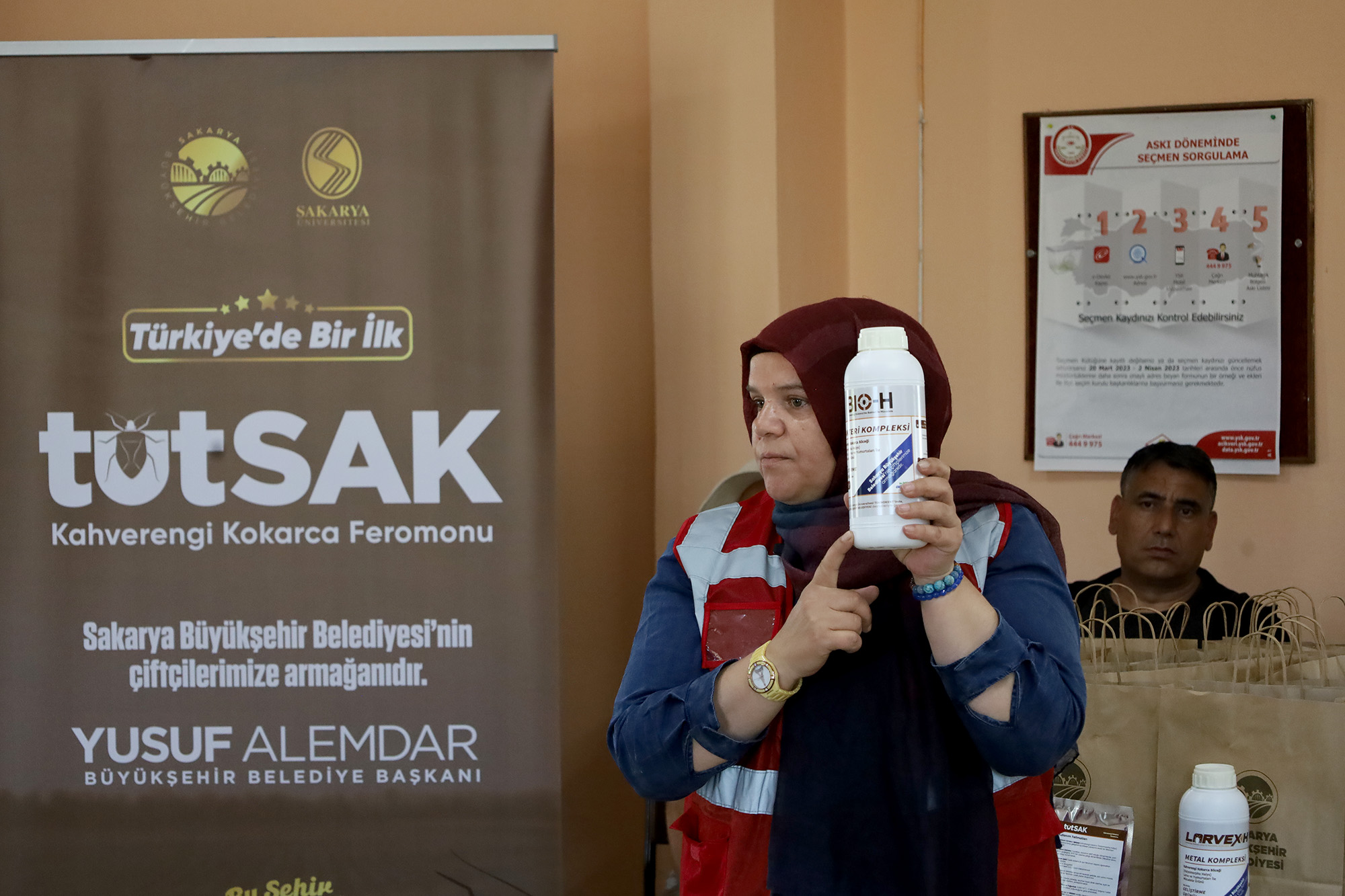 Sakarya’da kahverengi kokarca kabusuyla mücadele başladı: Büyükşehir ekibi sahada çiftçilere feromon tuzağı ulaştırıyor