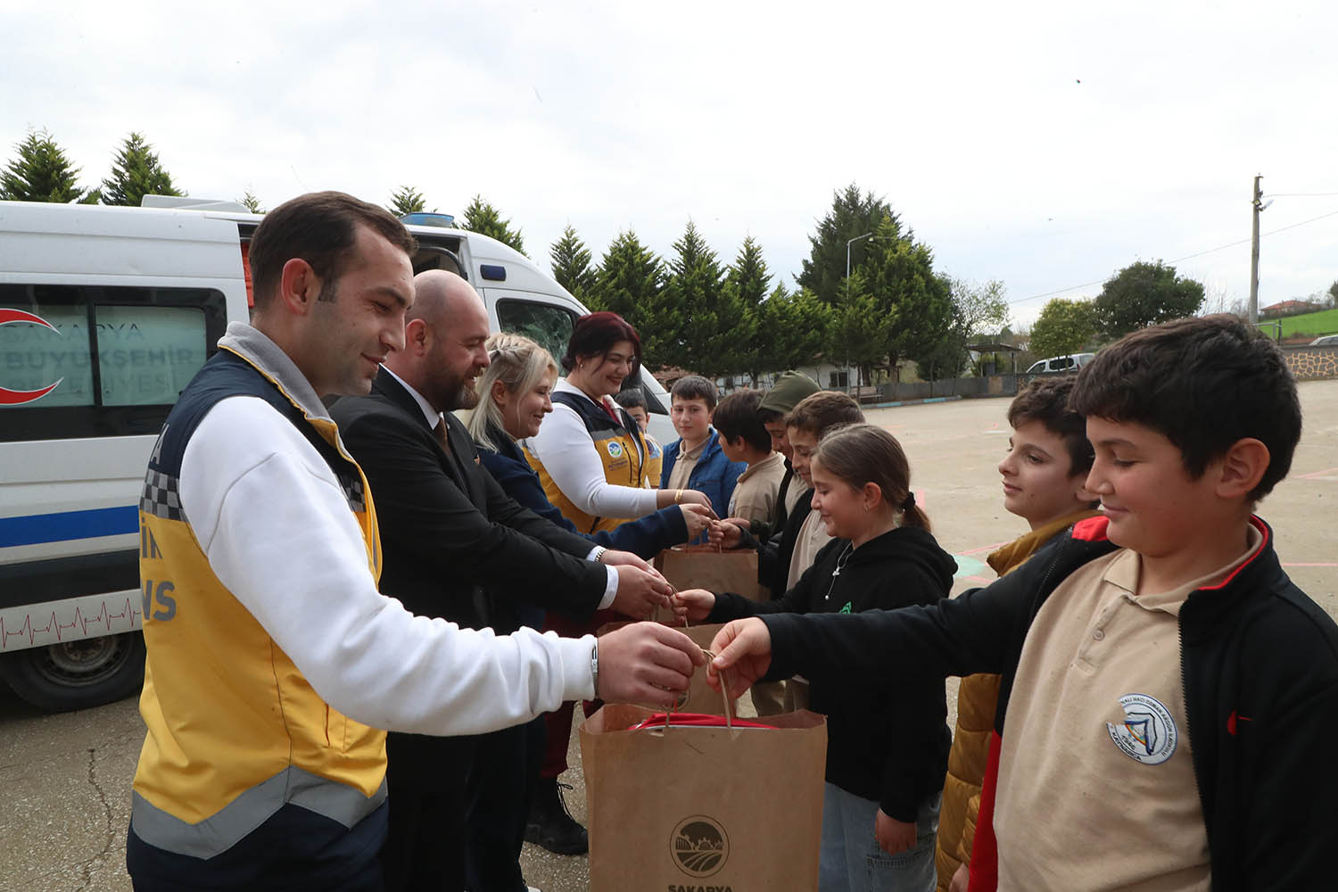 Büyükşehir nakil ambulansıyla okula gitti: Çocuklar ilk müdahaleyi yerinde öğrendi