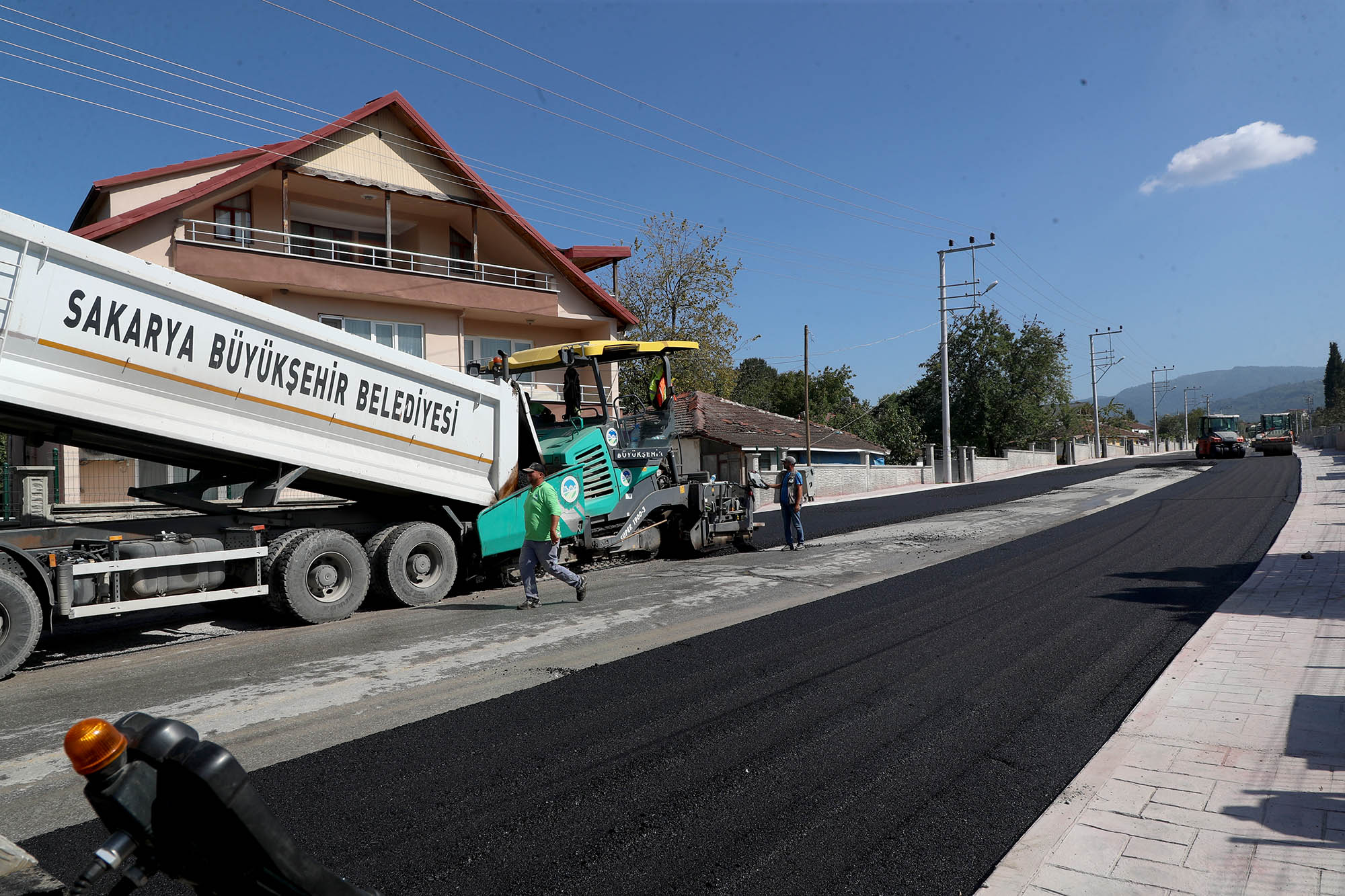 Büyükşehir Karapürçek ulaşımında yepyeni bir sayfa açtı: 5 bin ton asfaltla sil baştan