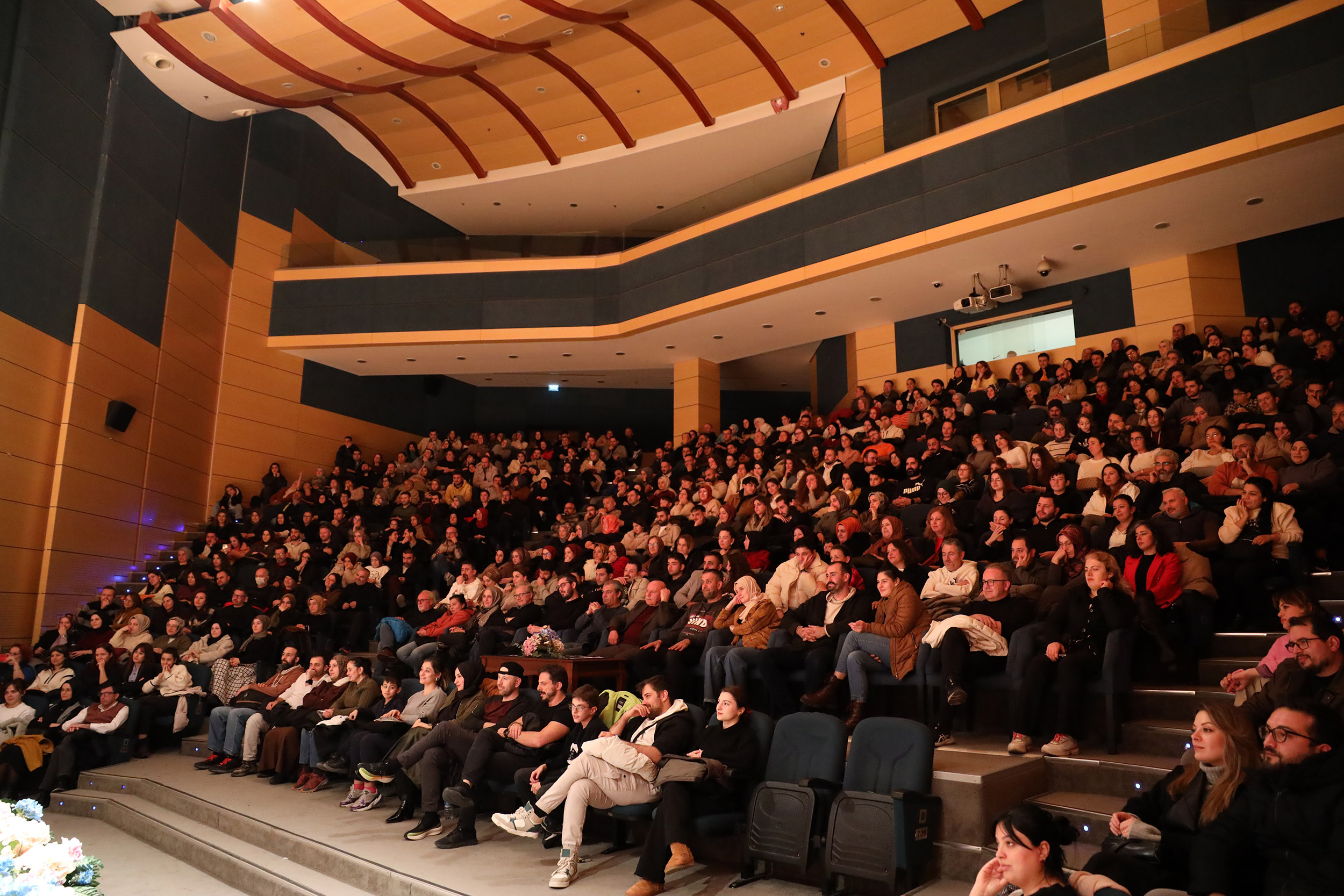 “Ruh Öküzüm” sahnedeydi, tiyatroseverler salonu doldurdu