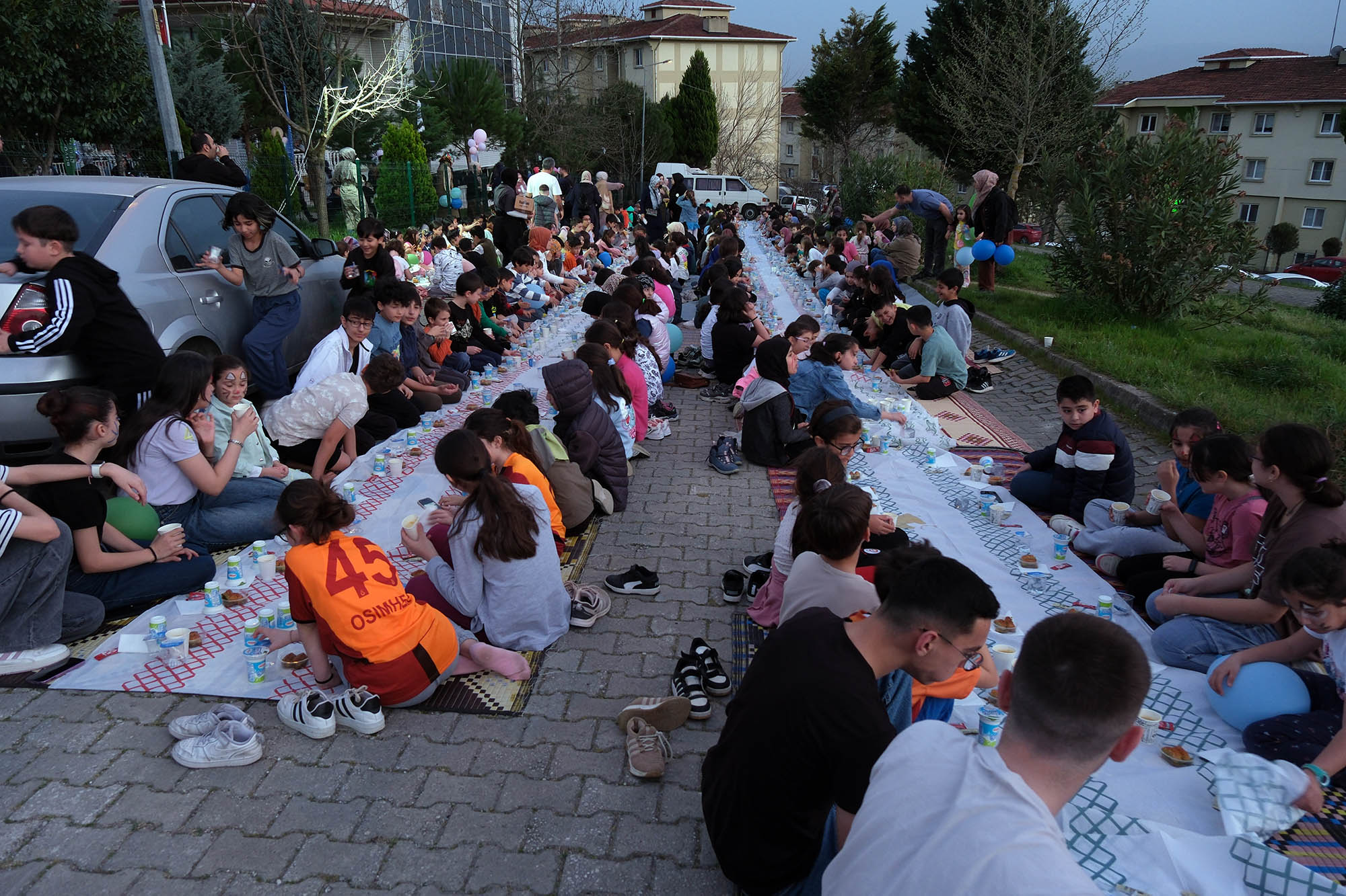 Sakarya’da Ramazan’ın neşesini şehrin dört bir yanına taşıyorlar: Gösteriler, oyunlar, ikramlar…