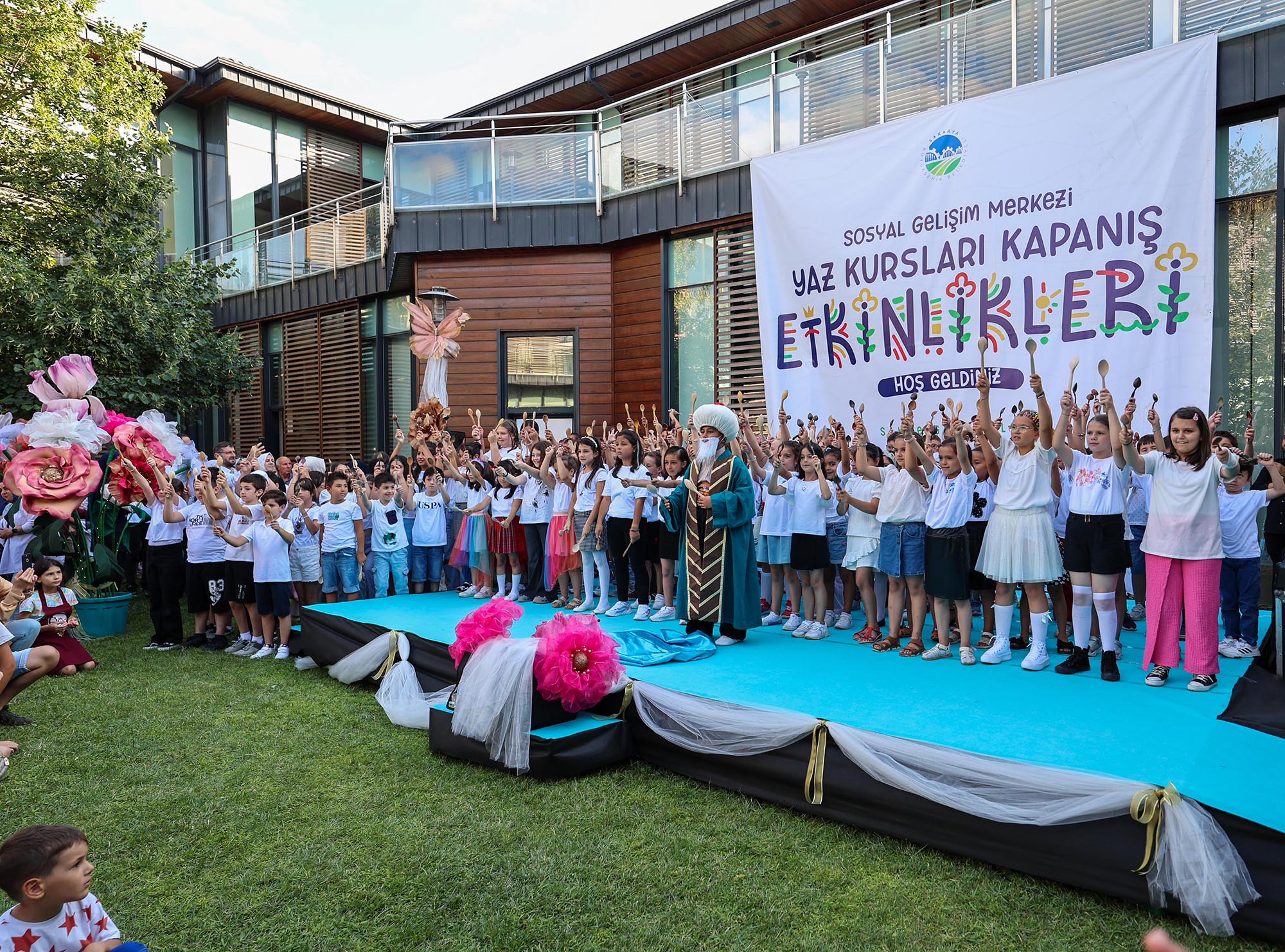 Başkan Alemdar’ın miniklerle buluştuğu SGM finali görsel şölene dönüştü: “Evlatlarımızın her an yanında olacağız”