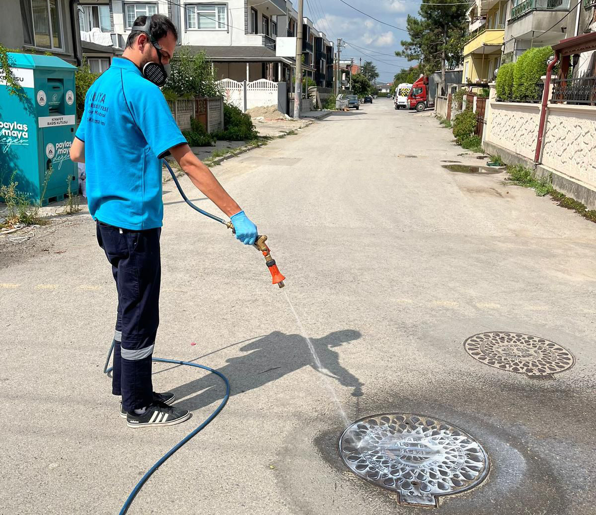 Büyükşehir’in müdahale timi her köşe başında haşereyle mücadelede