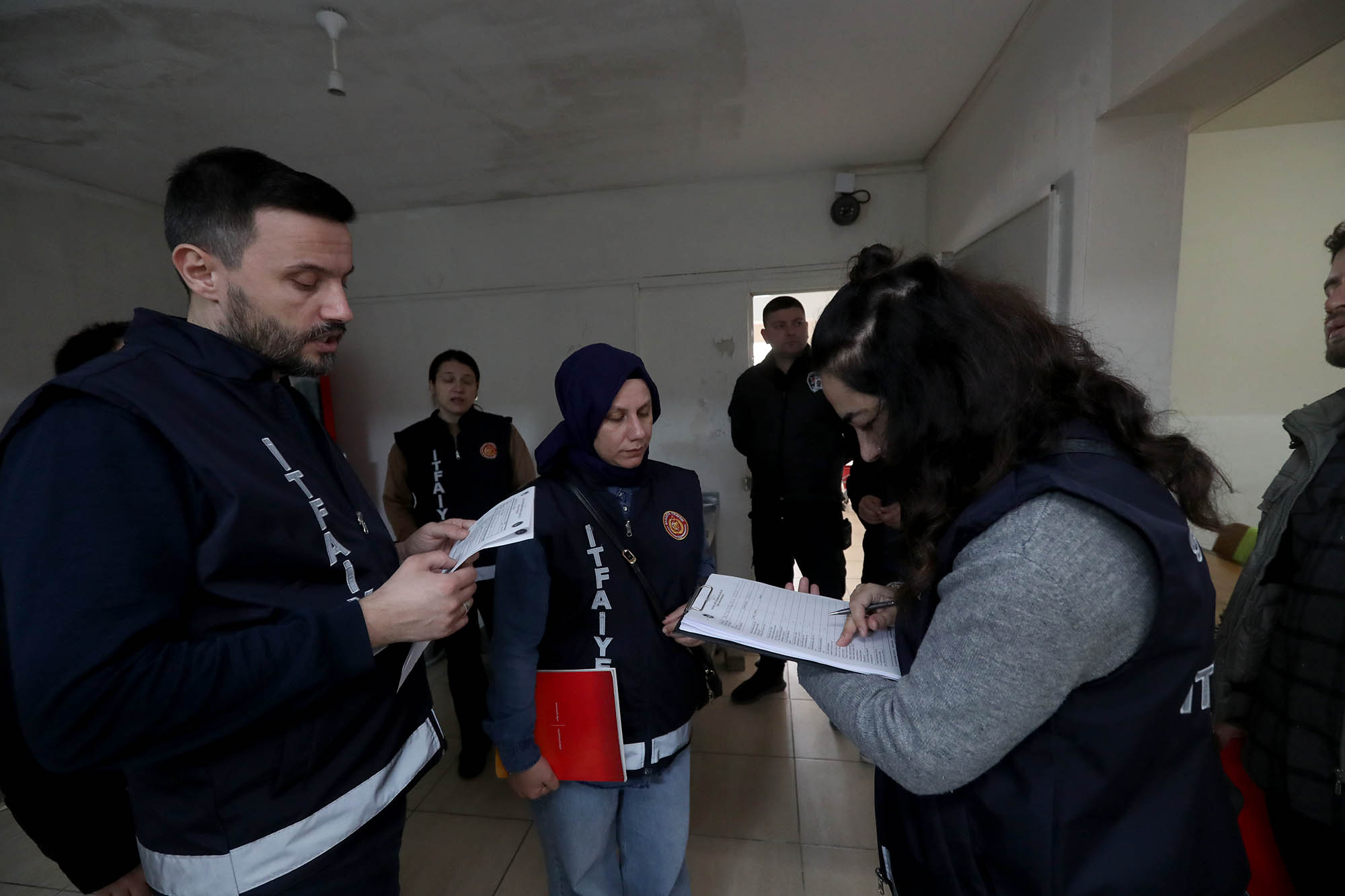 Büyükşehir itfaiyesi kurum ve işletmeleri olası bir yangına hazırlıyor: Söndürme, acil çıkış, alarm sistemleri…