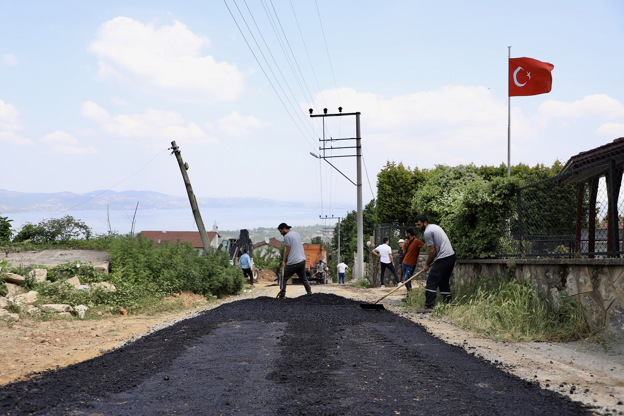 Büyükşehir’den Mahmudiye’ye güçlü altyapı ve 200 ton asfalt