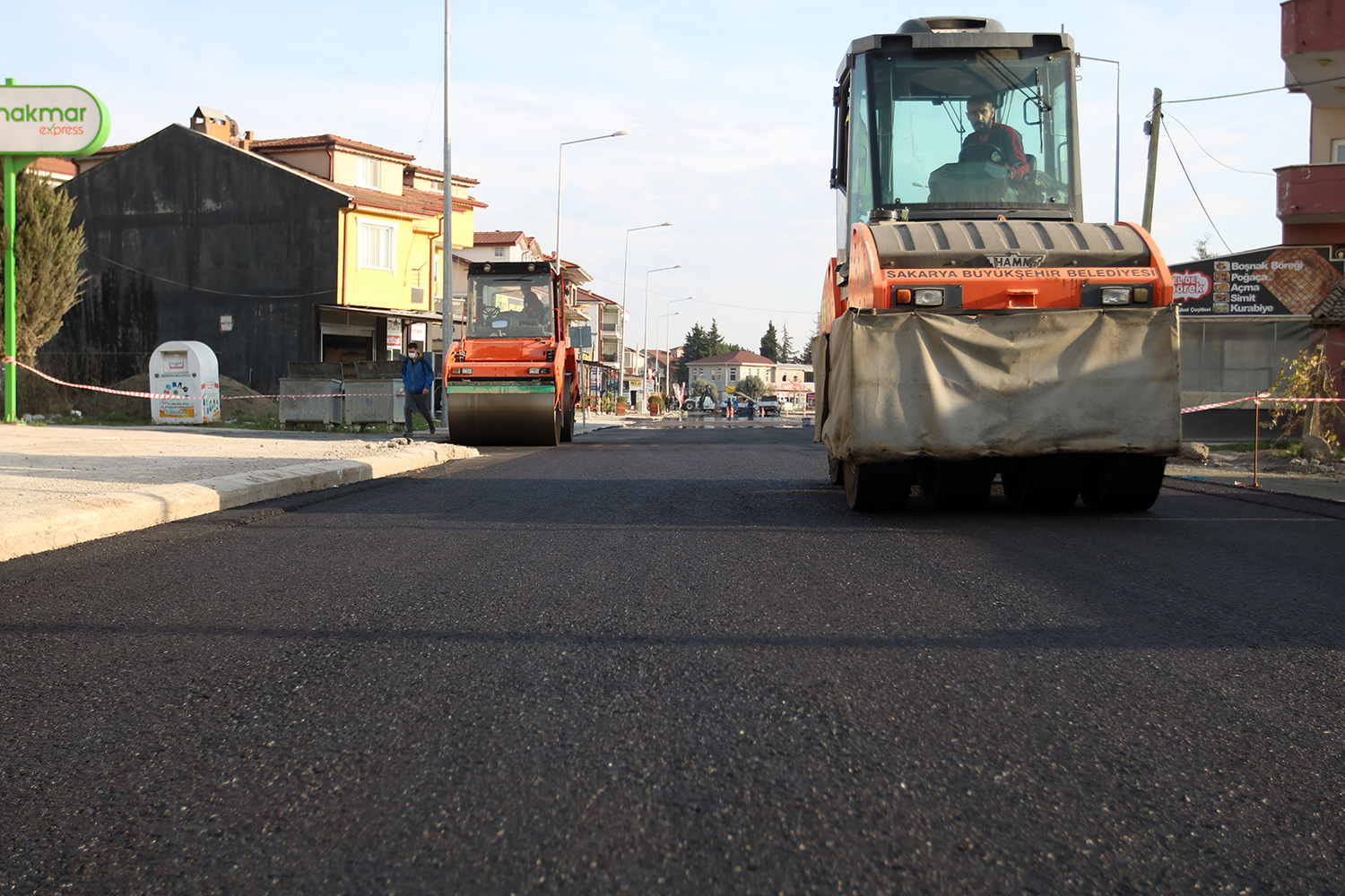 Büyükşehir’den Süleyman Binek Caddesine 2 günde 4 bin ton asfalt
