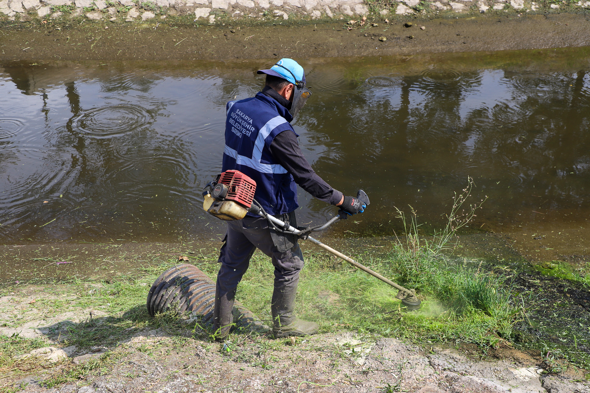 Çark Deresi’nin çevresi temizleniyor