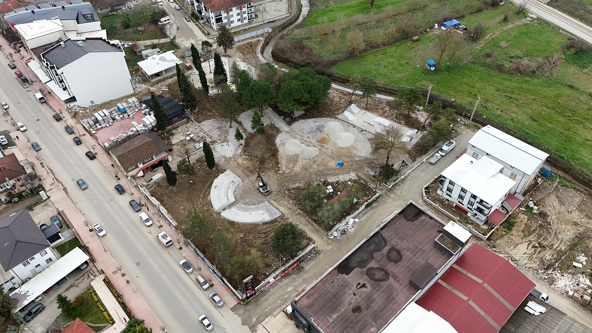 Kaynarca’nın yeni yaşam alanı olacak proje hız kazandı: Trambolinler, 3 pota basket sahası ve kaykay pisti…