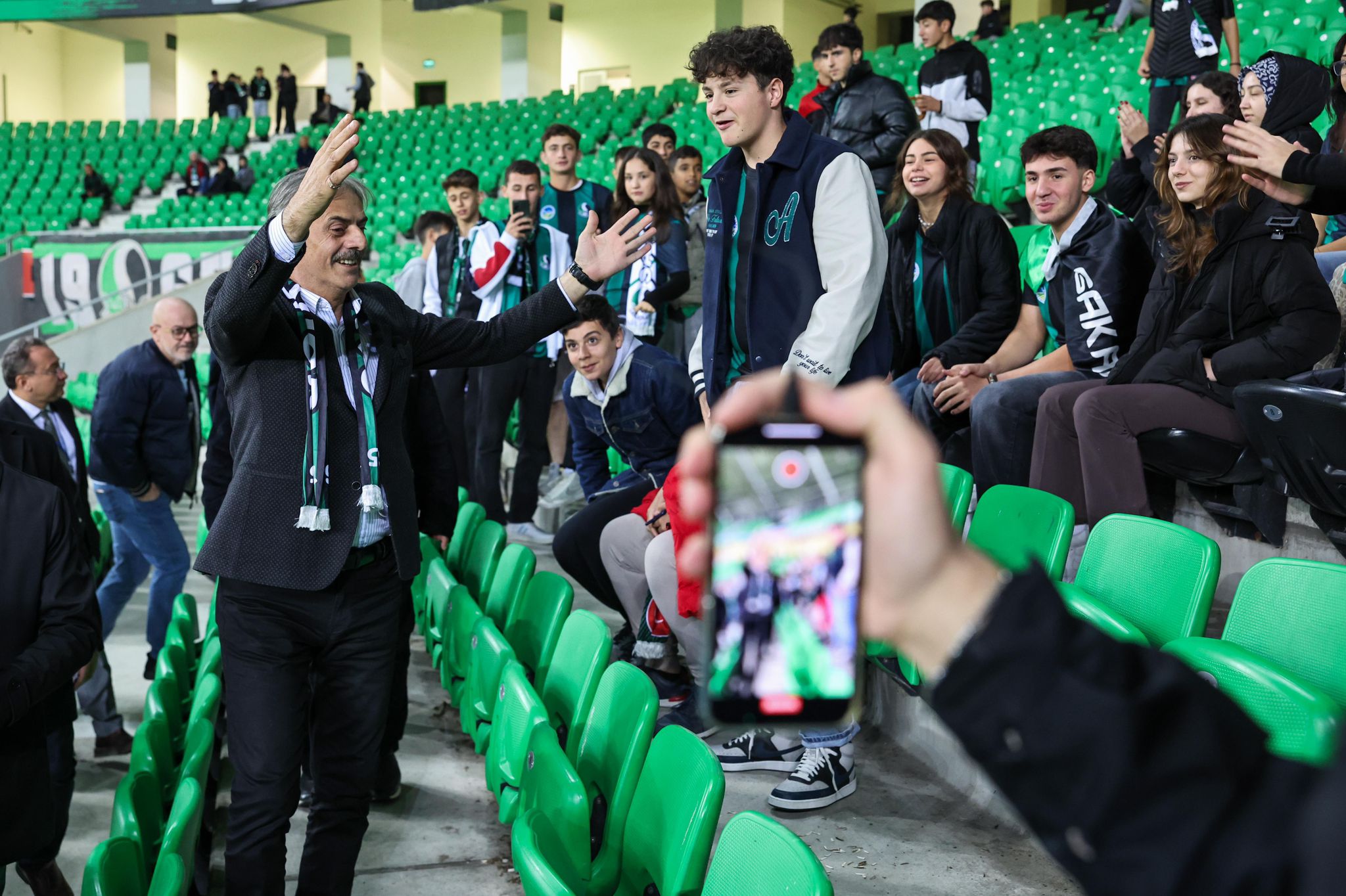 Yusuf Alemdar’dan gençlerle tribünden paylaşım: “Hep birlikte Sakaryaspor’un yanındayız”