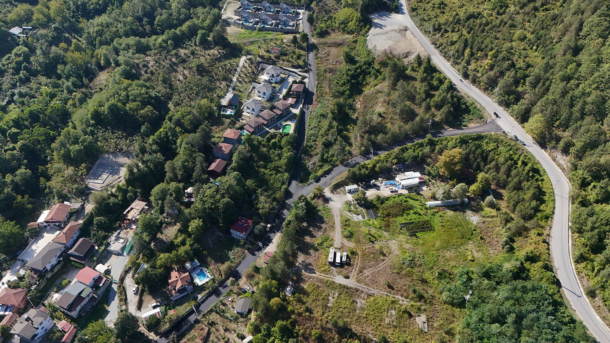 Sapanca’da yollar asfaltla yeni yüzüne kavuşuyor: İlmiye’den Fevziye’ye geçildi