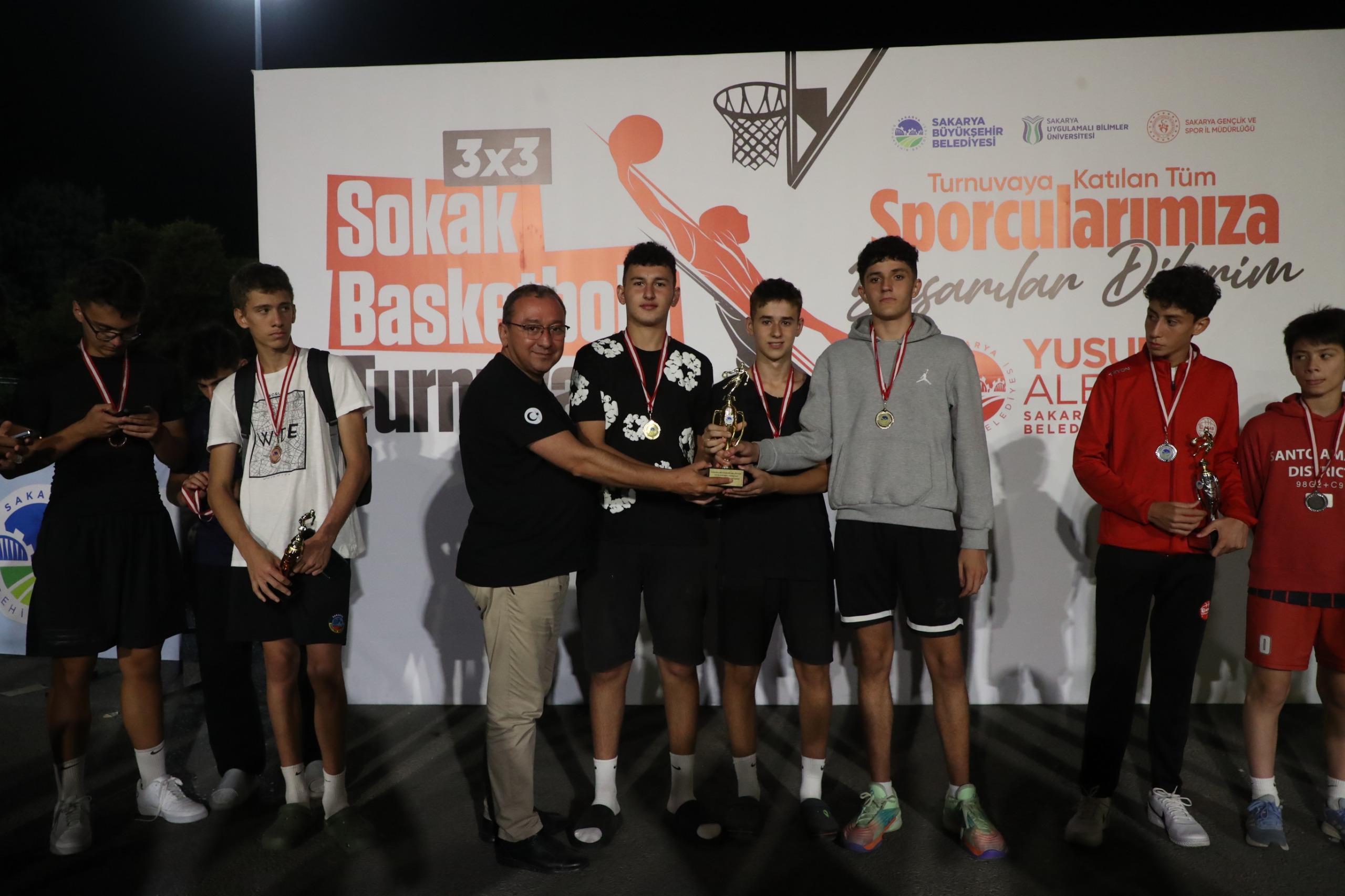 Sokakta basketbol şöleni: Tribünler doldu, heyecan zirve yaptı