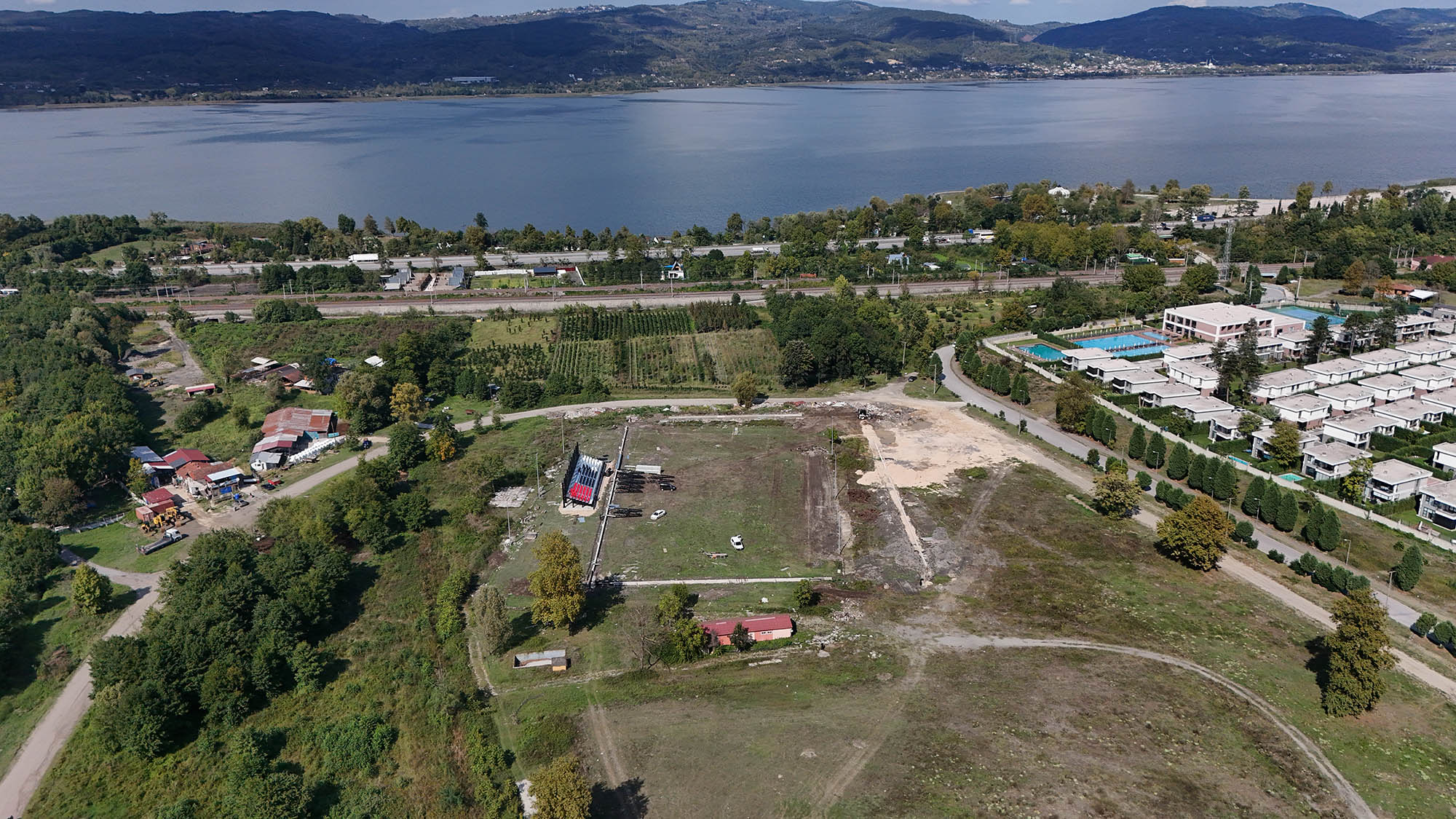 Sapanca Kurtköy Futbol Sahası’nda tribünler yükseliyor
