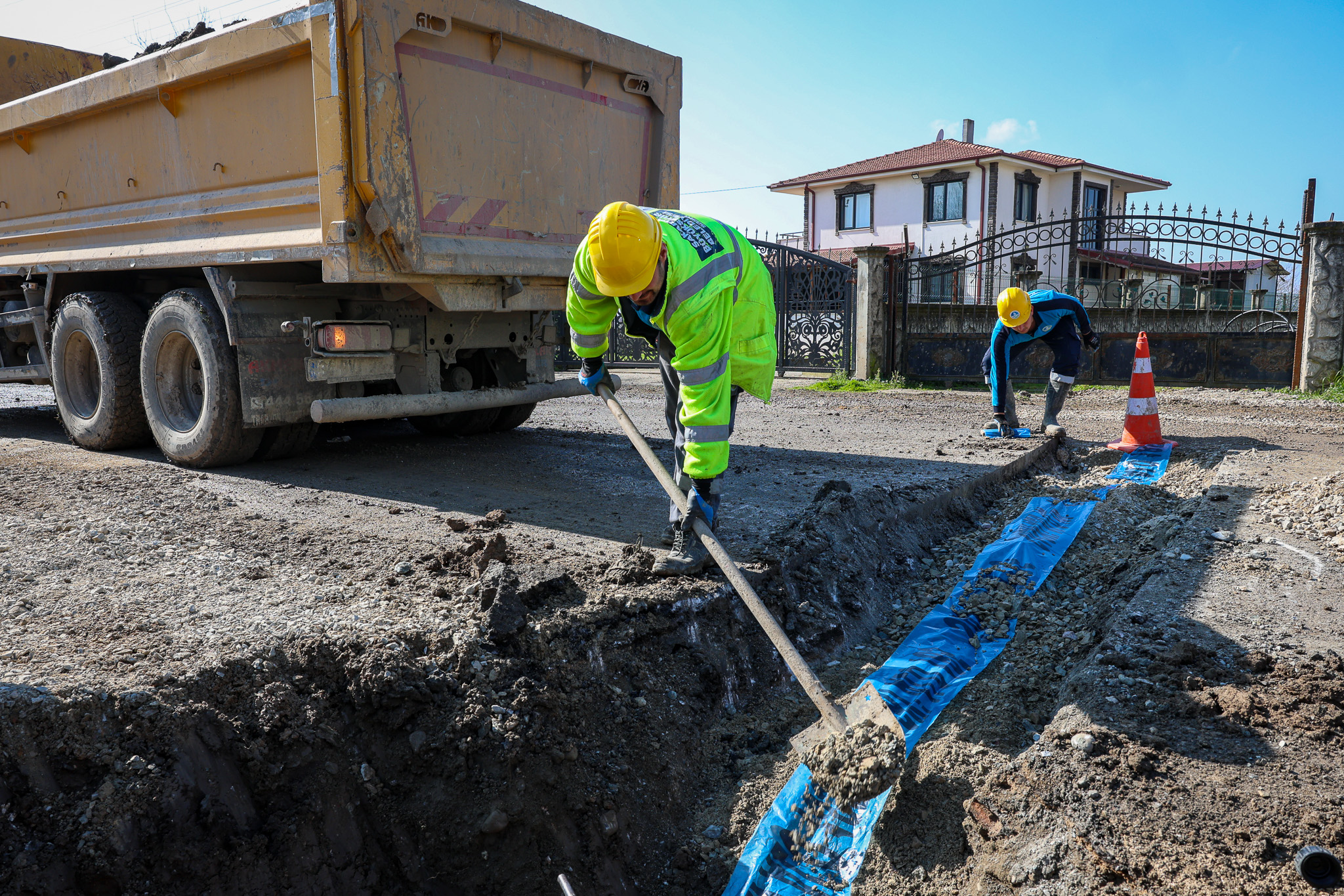 Küçükesence Mahallesi’nde yenilenen 6 bin 400 metrelik hat sayesinde su kayıpları son buldu