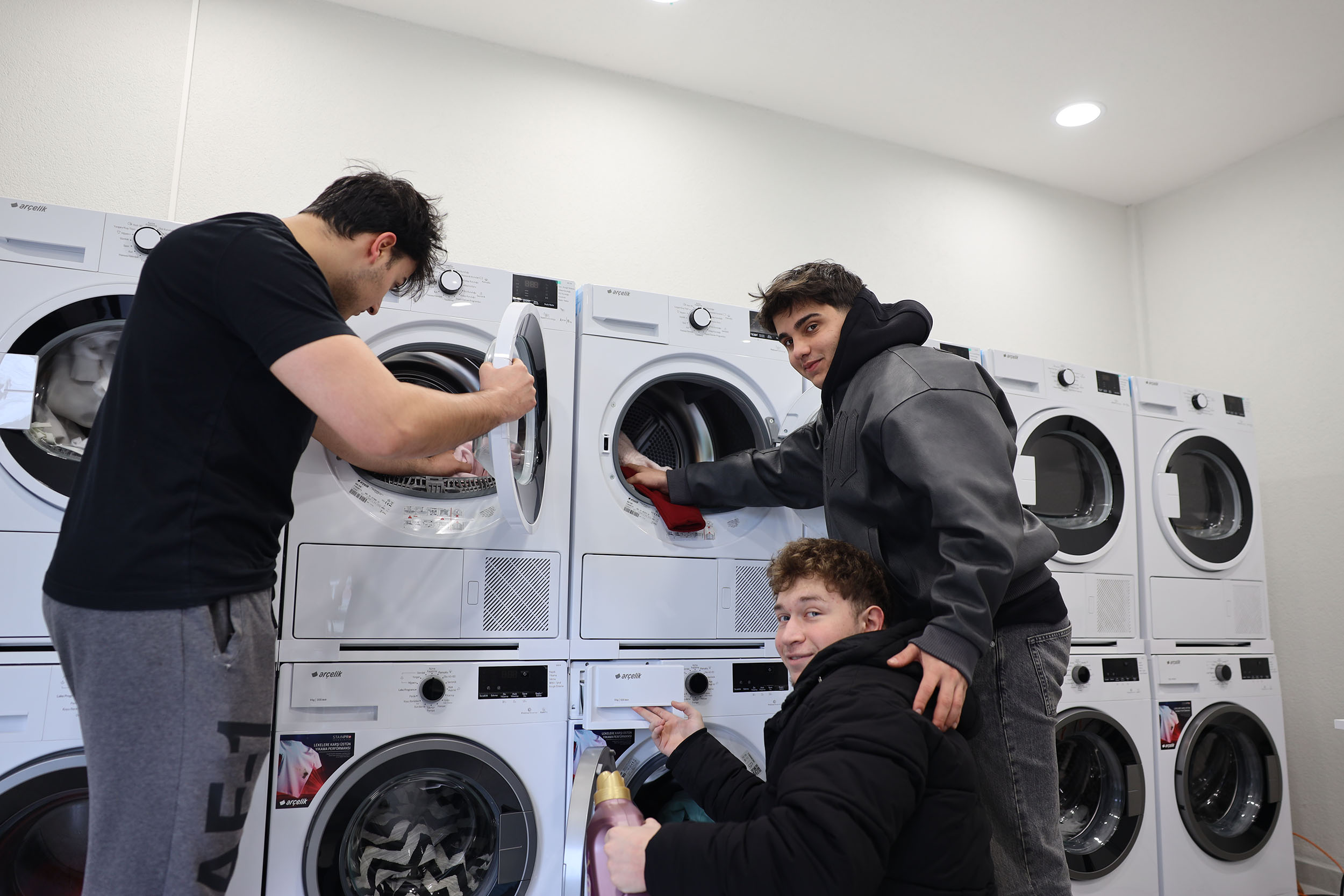 Sakarya’da üniversite öğrencisinin ‘çamaşır yıkama’ derdi bitti