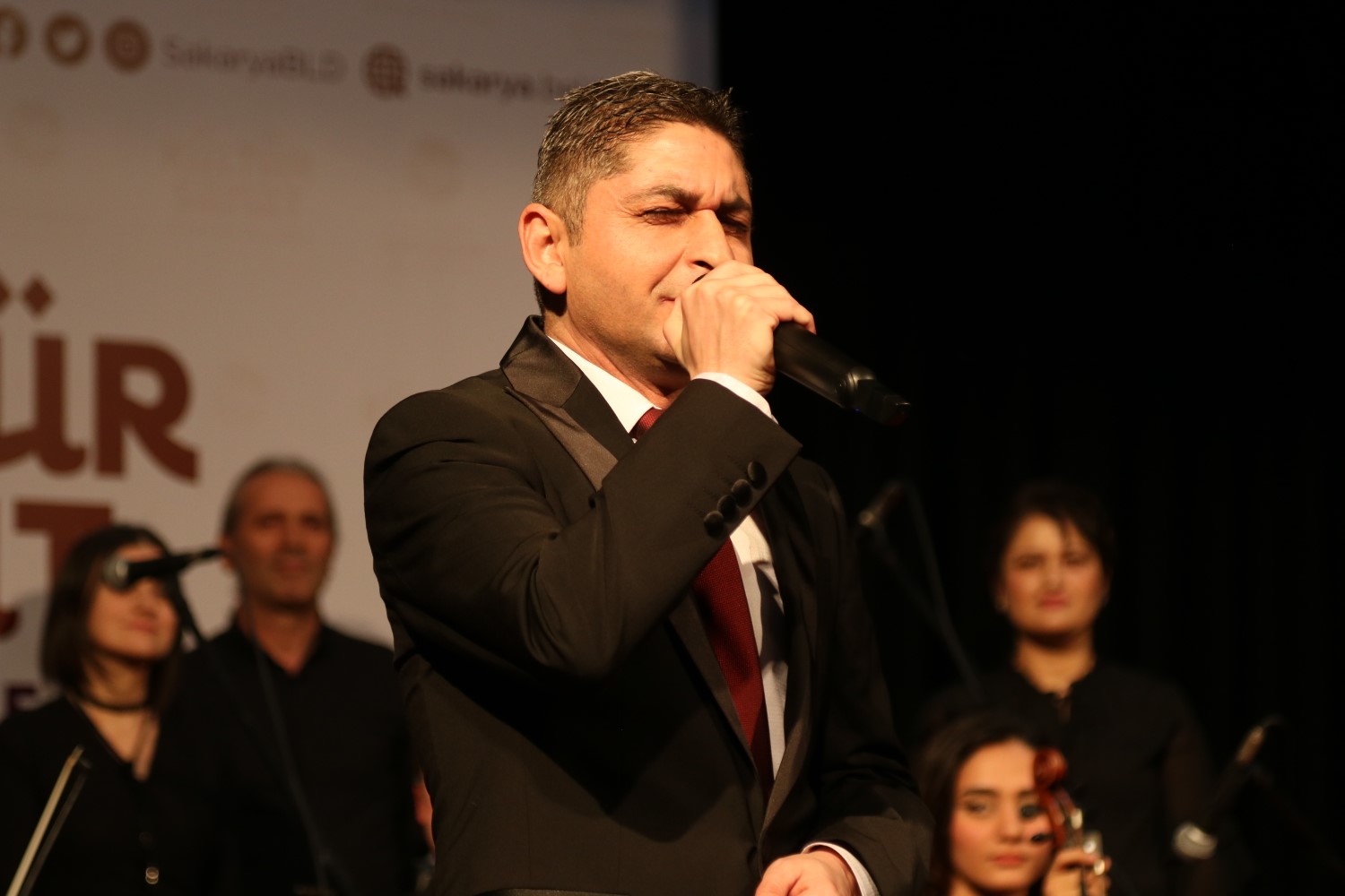 Öğretmen ve öğrencilerden Türk Halk Müziği dinletisi