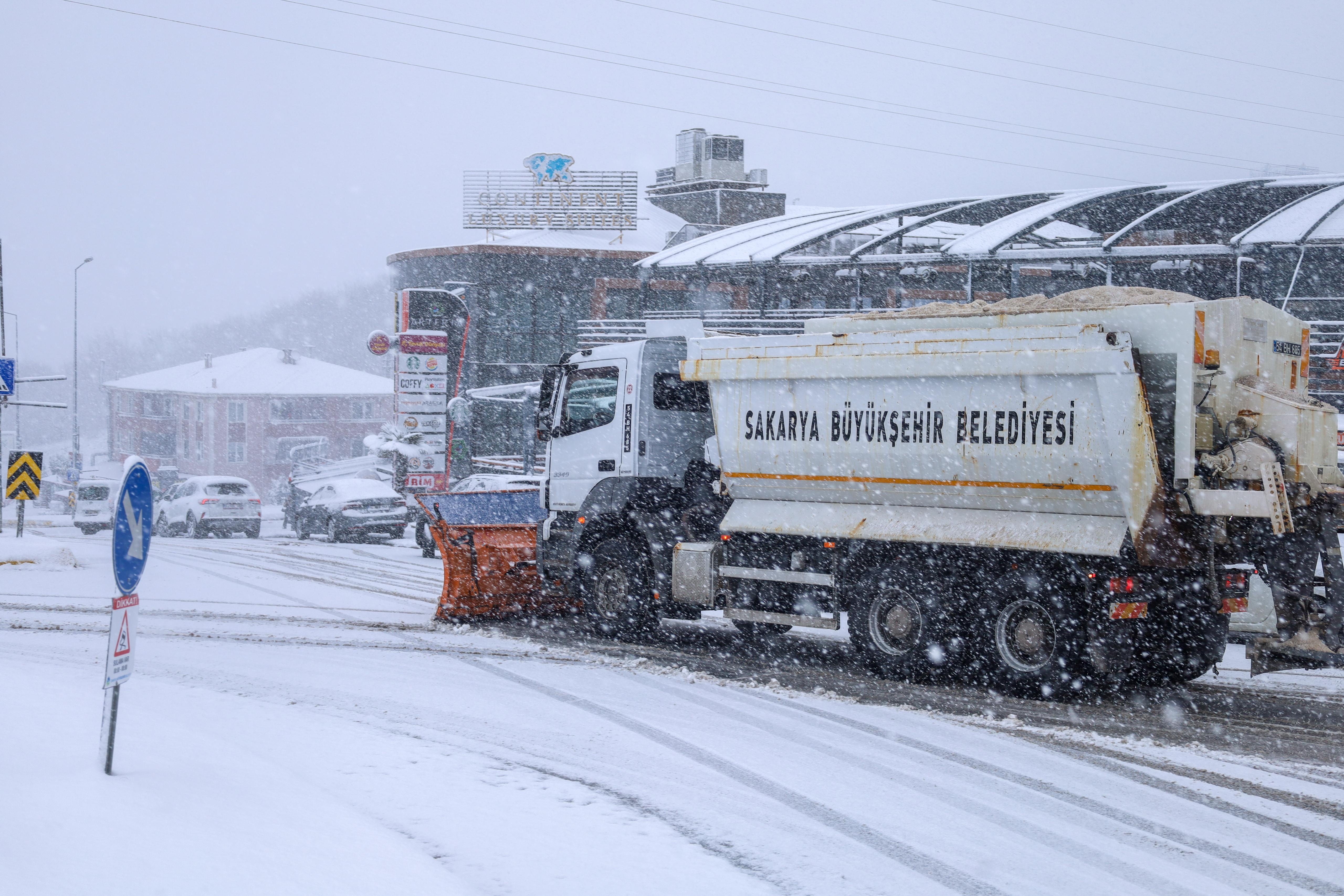 Büyükşehir kar raporunu yayınladı: 24 grup yolu ulaşıma açıldı