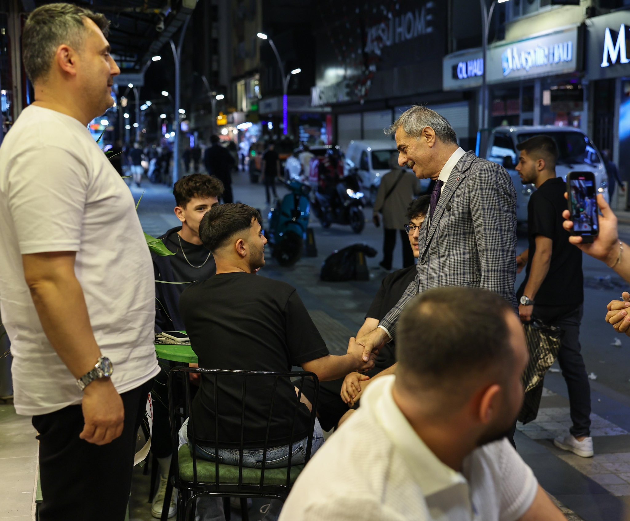 Başkan Yusuf Alemdar vatandaşla kucaklaşıp bayramlaştı: “Memlekete hizmet bizim için en büyük bayramdır”