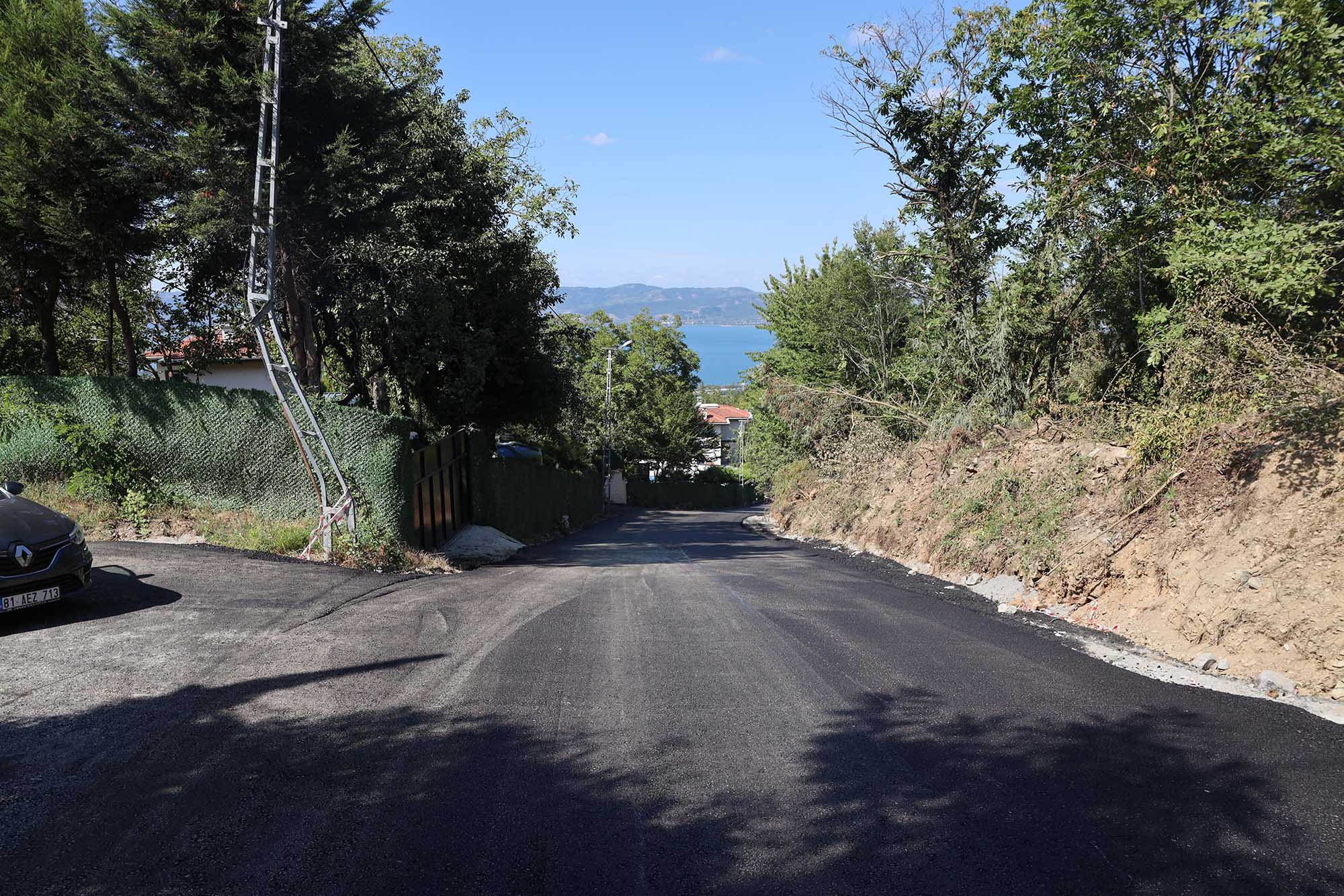 Büyükşehir Sapanca’da asfalt çalışmalarını sürdürüyor: Memnuniye’den sonra İlmiye’de yollar yeni yüzüne kavuşuyor