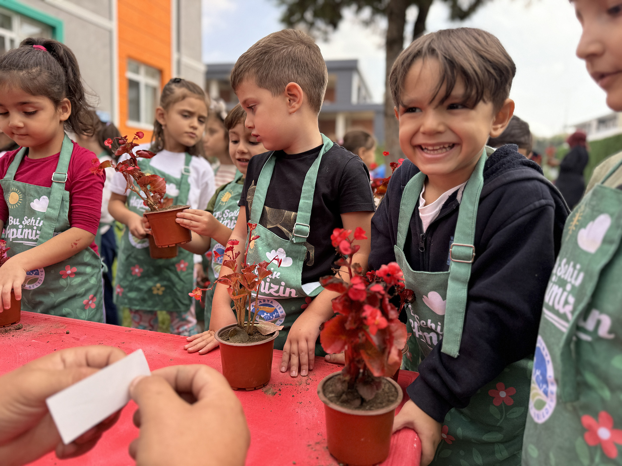 Minik bahçıvanlar çiçeklerle geleceği şekillendiriyor 
