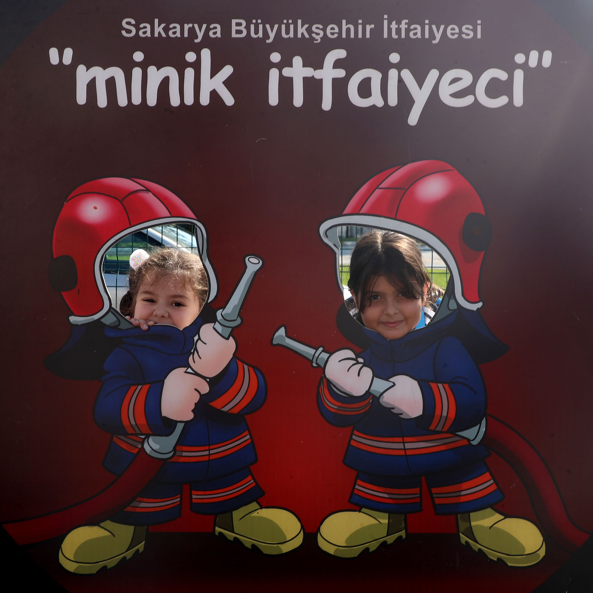 Minik itfaiyecilerin ateşle mücadelesi: Günün kahramanları minikler oldu