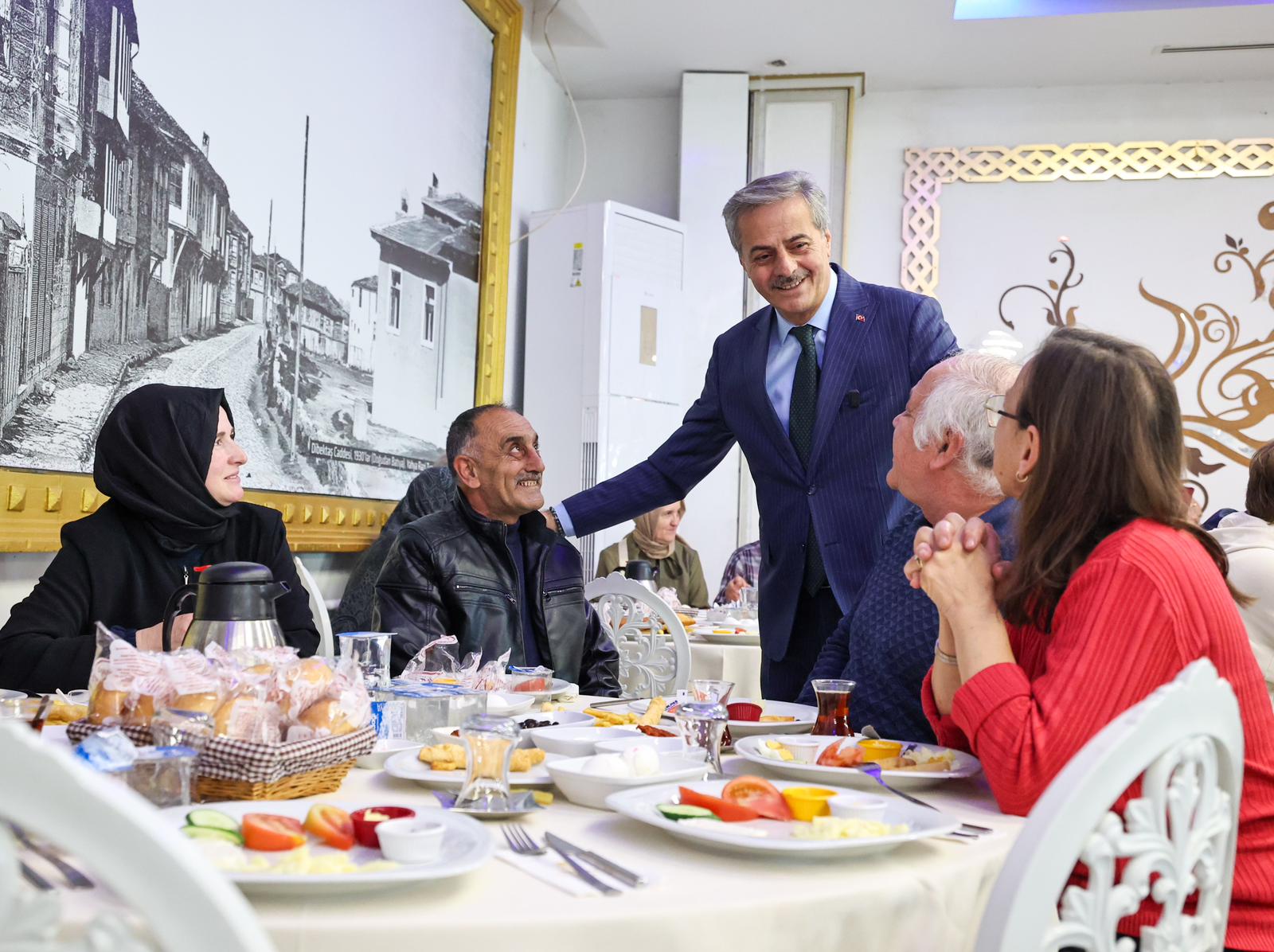 Yusuf Alemdar YADEM sakinleri ve çiftlerle aynı sofrada: “Aile, her şeydir”