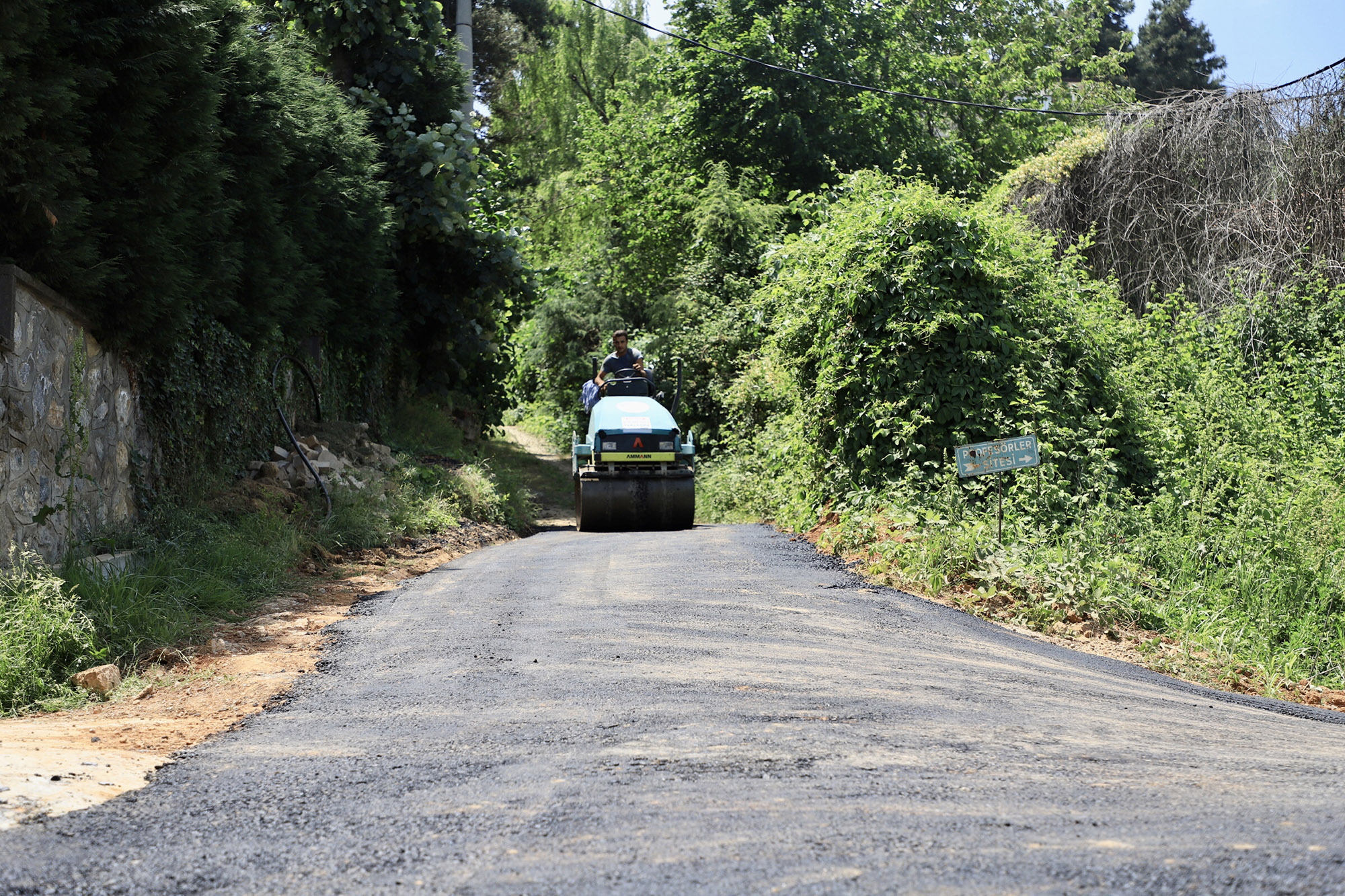 Büyükşehir’den Mahmudiye’ye güçlü altyapı ve 200 ton asfalt
