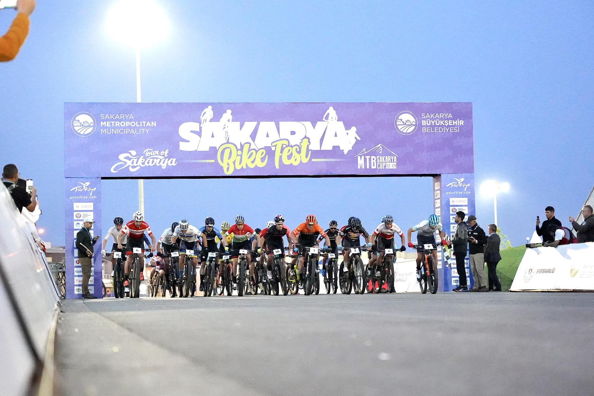 Dünyanın tek gece yarışı nefes kesti: Bike Fest heyecanı tırmanıyor