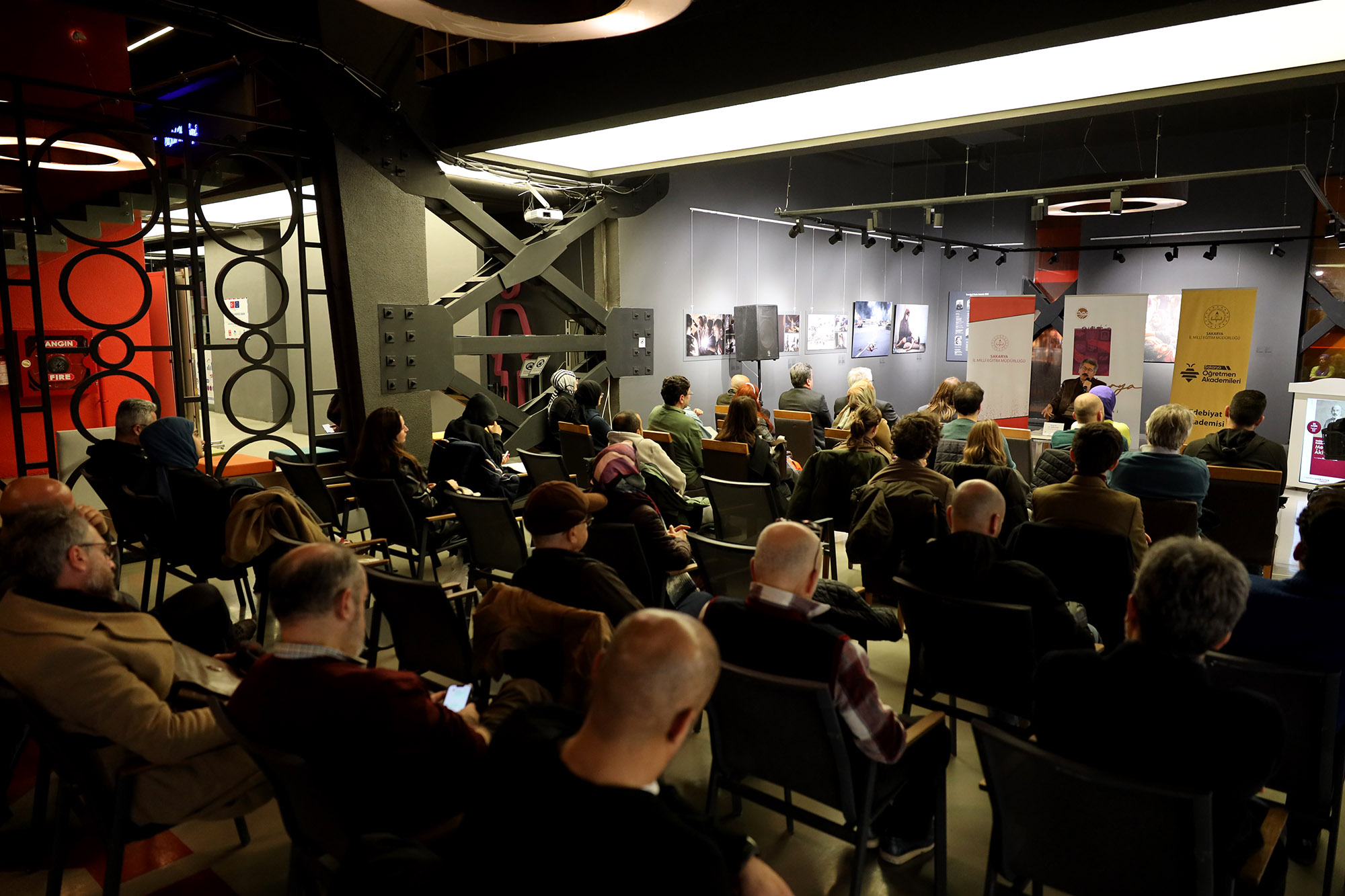 Aralık takvimi “Hakkın Sesi, Hakikatin Yüzü Mehmed Âkif” söyleşisiyle tamamlandı