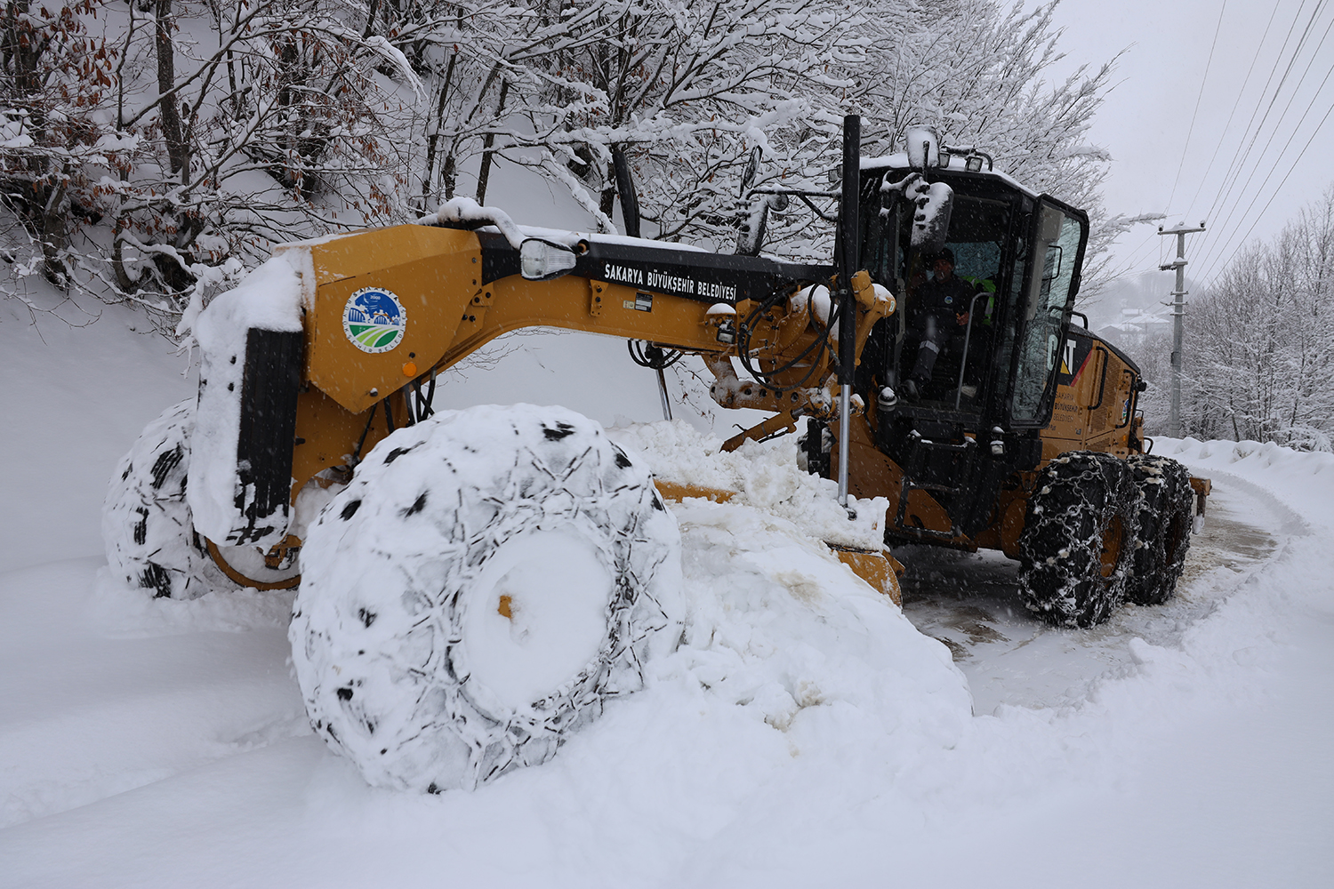 Büyükşehir’in kar mesaisi sonuç verdi: 6 grup yolu ulaşıma açıldı
