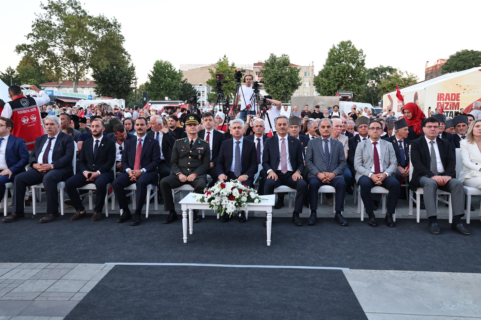 “Milletimiz uğruna can verilen vatanı darbecilere teslim etmedi, hiçbir zaman etmeyecek”