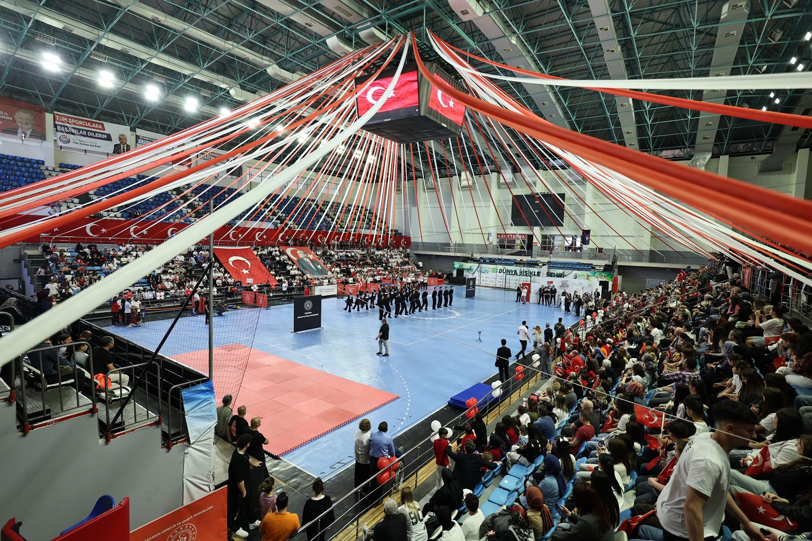 “Gençlerimizin yanında oluyor, onların sporla, sanatla ve eğitimle iç içe büyümesi için gereken desteği sunuyoruz”