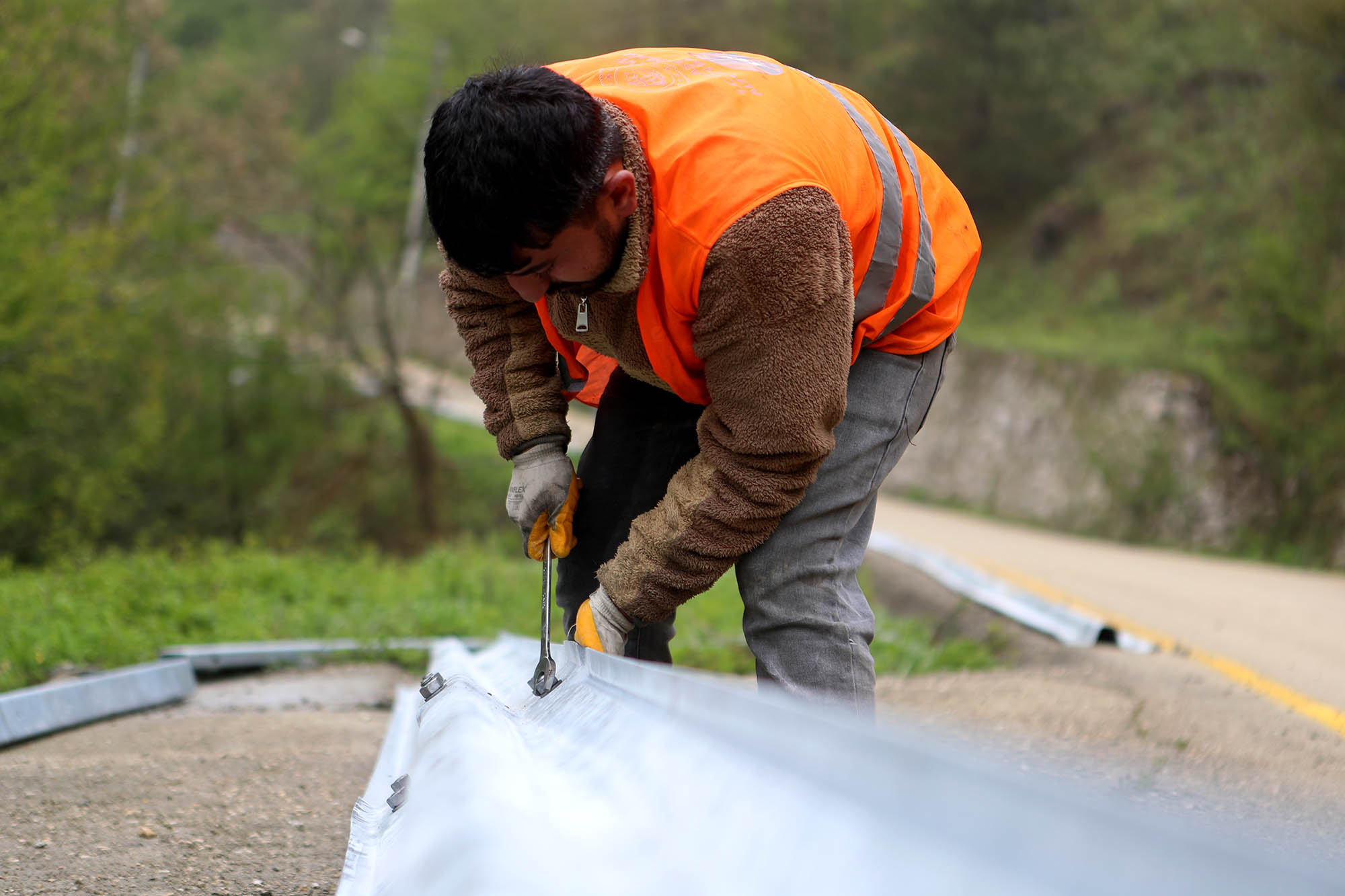 Büyükşehir’den şehrin kuzeyindeki 10 mahalleye güvenli sürüş için çelik bariyer montajı