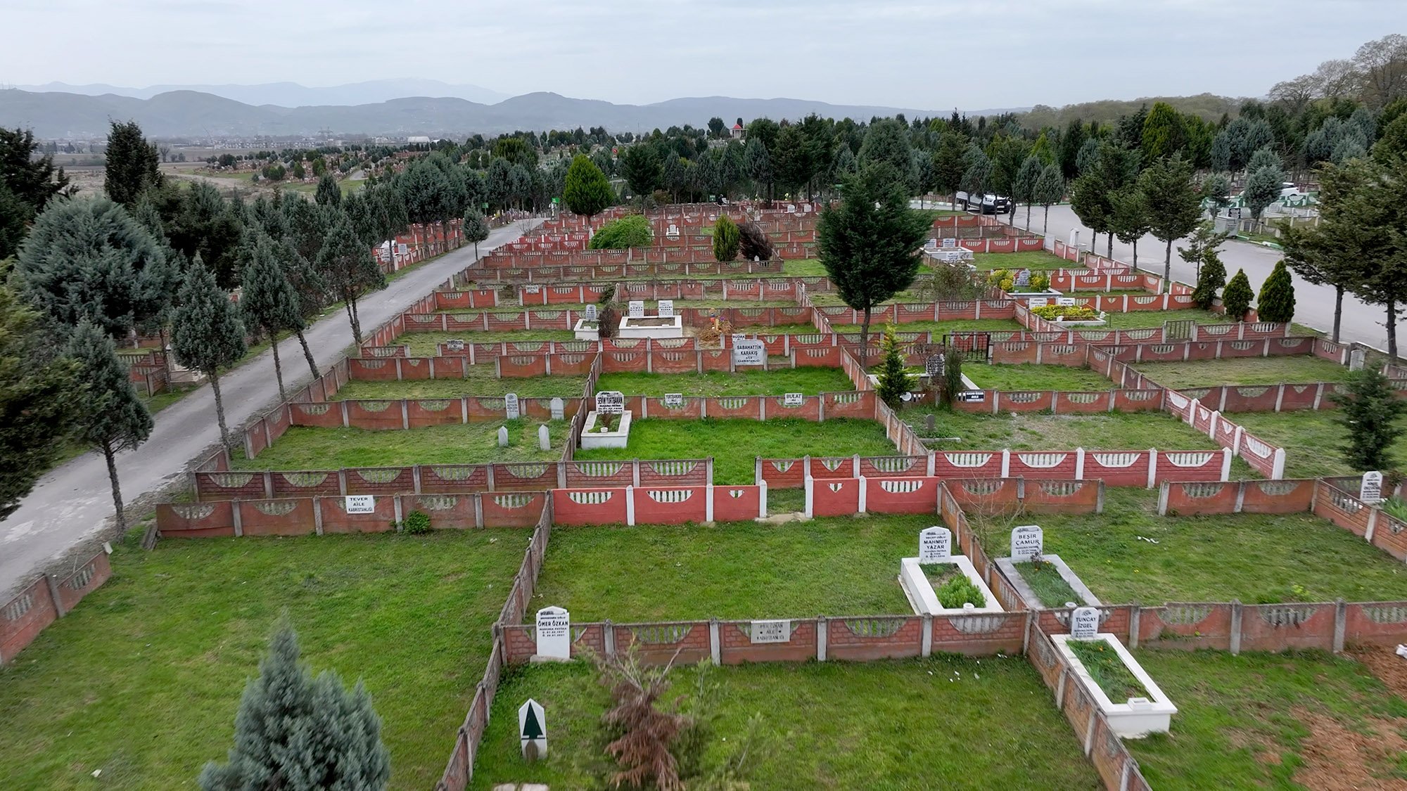 Büyükşehir’den hummalı bayram mesaisi: Mezarlıklar tek tek hazırlanıyor
