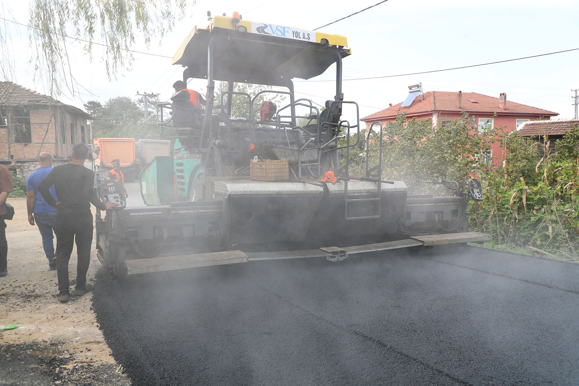 Akyazı’da binlerce kişiyi ilgilendiren asfalt hamlesi: Tablo gibi işlenen yolları sevinçle karşıladılar 