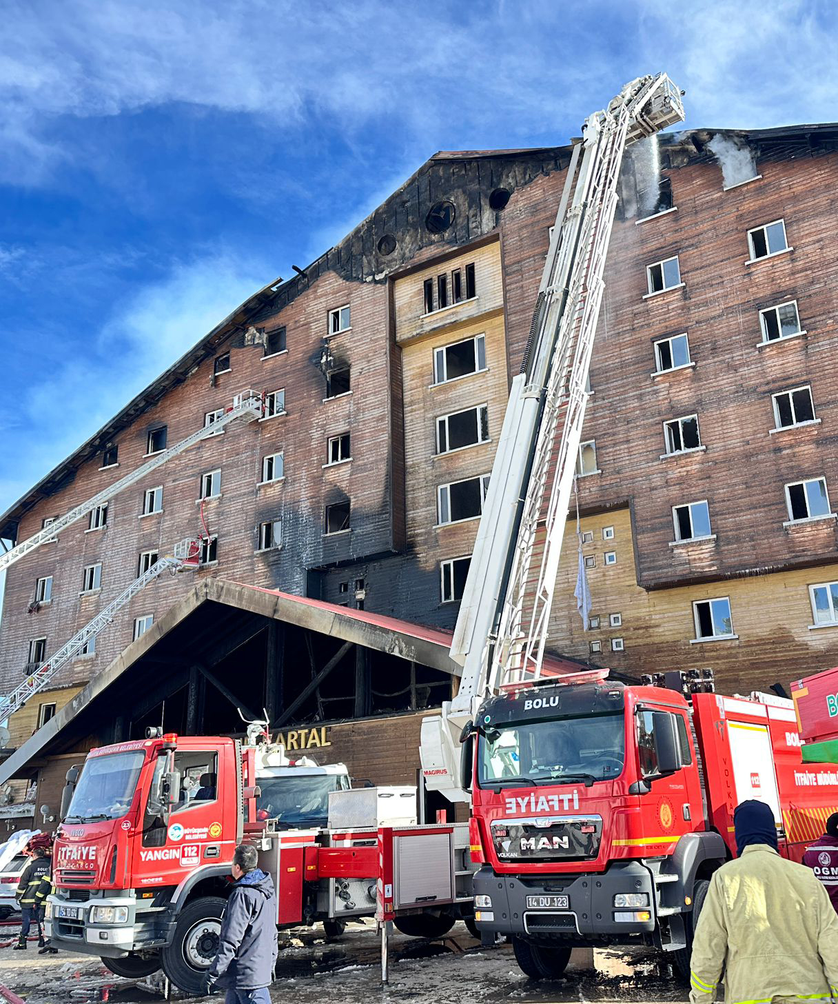 Sakarya itfaiyesi Kartalkaya'da yangına desteğe katıldı